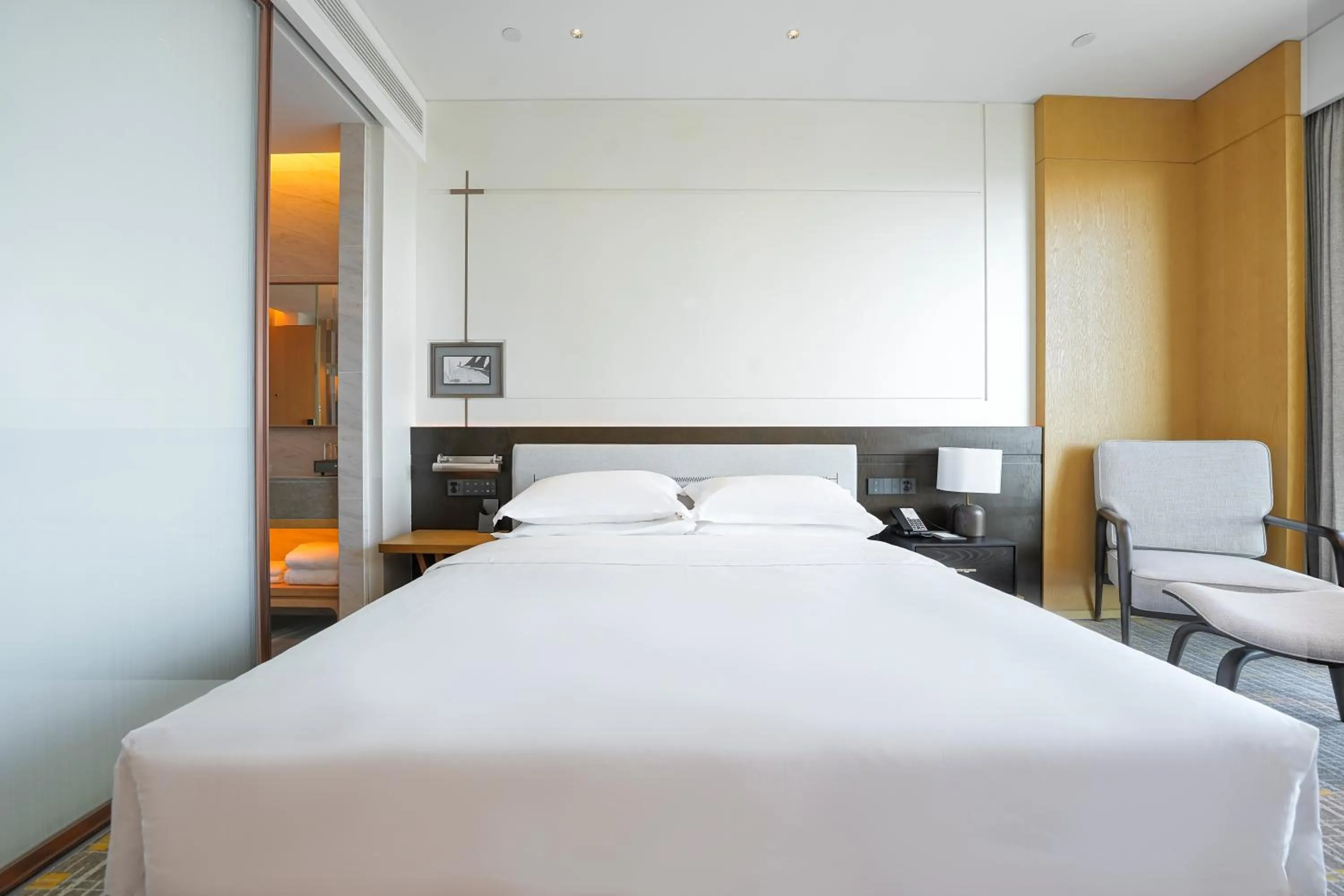 Bed in Holiday Inn Ningbo Xiangshan Damu Bay by IHG