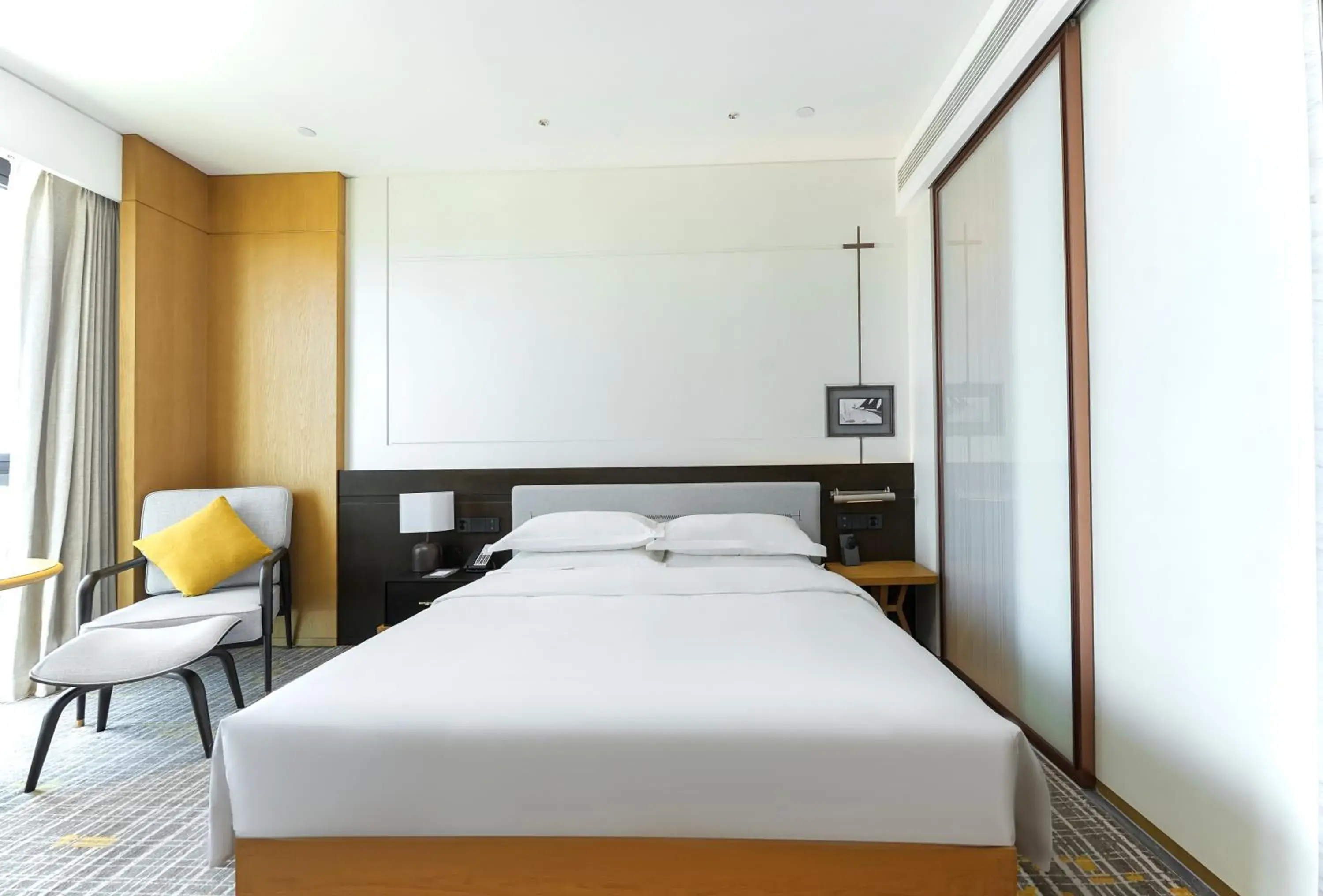 Bed in Holiday Inn Ningbo Xiangshan Damu Bay by IHG Bed in Holiday Inn Ningbo Xiangshan Damu Bay by IHG