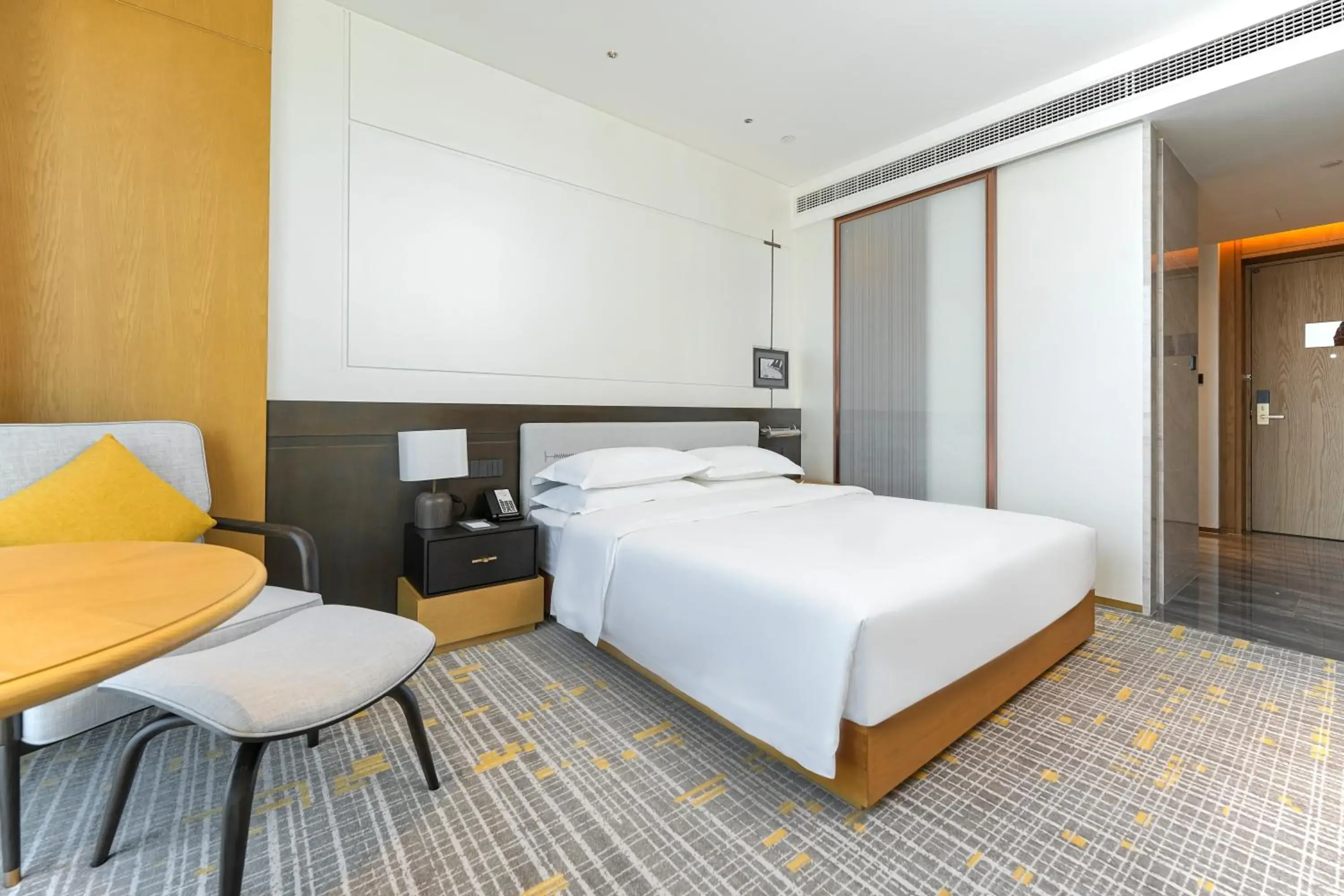 Bed in Holiday Inn Ningbo Xiangshan Damu Bay by IHG Bed in Holiday Inn Ningbo Xiangshan Damu Bay by IHG