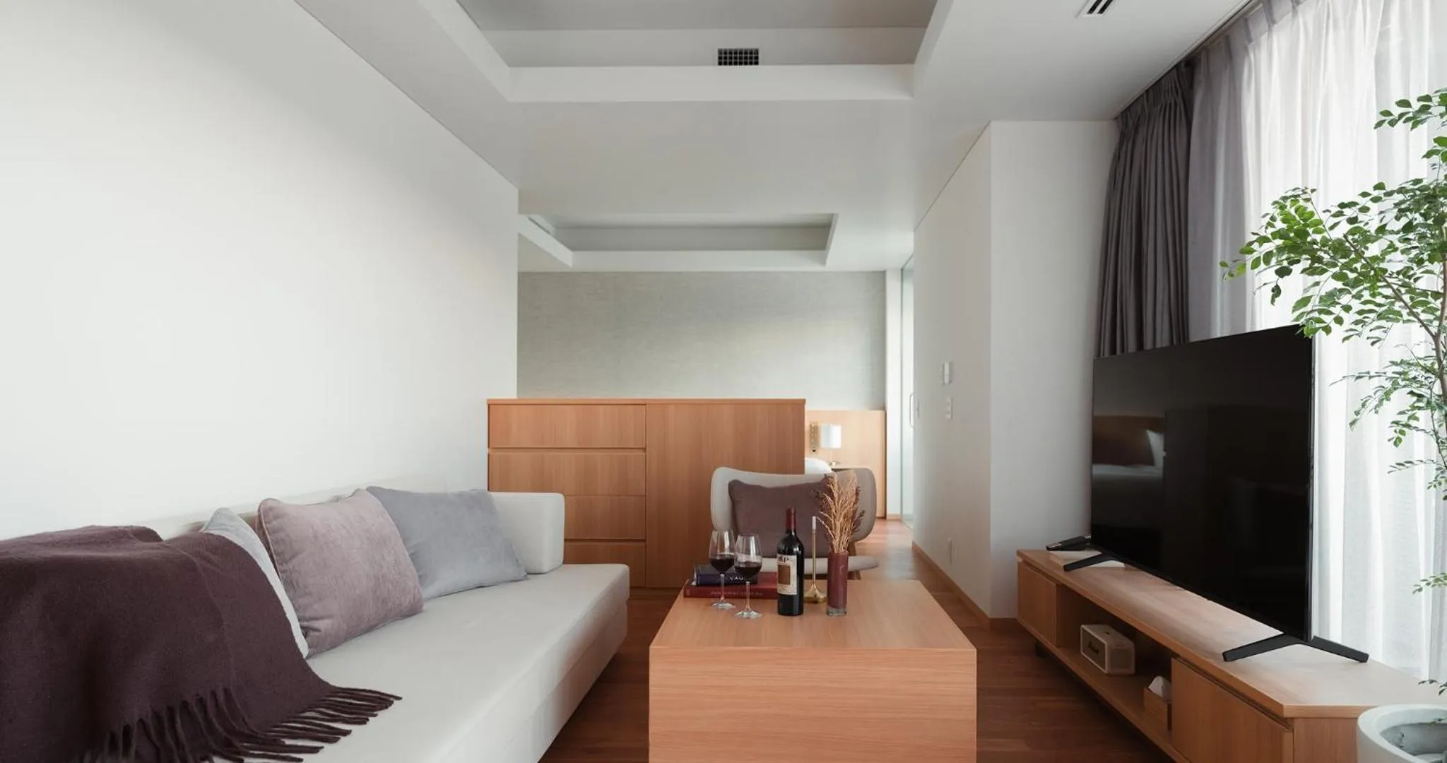 Living room in HOTEL LA VIGNE HAKUBA by Onko Chishin