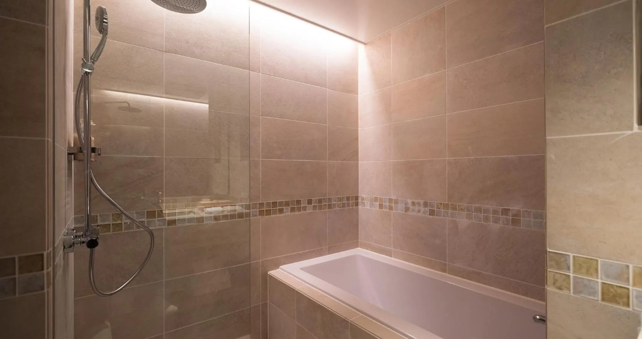 Shower in HOTEL LA VIGNE HAKUBA by Onko Chishin