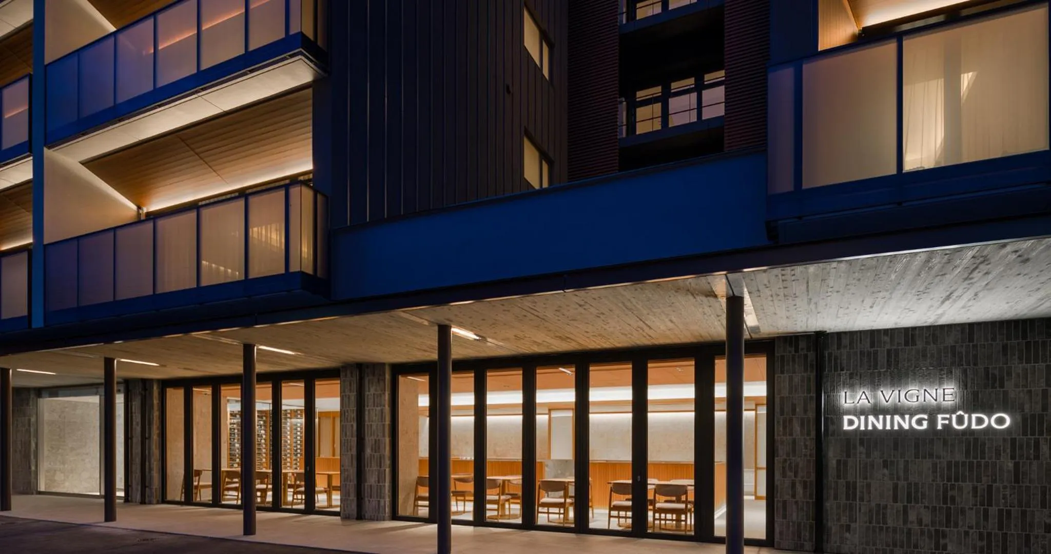 Property building in HOTEL LA VIGNE HAKUBA by Onko Chishin