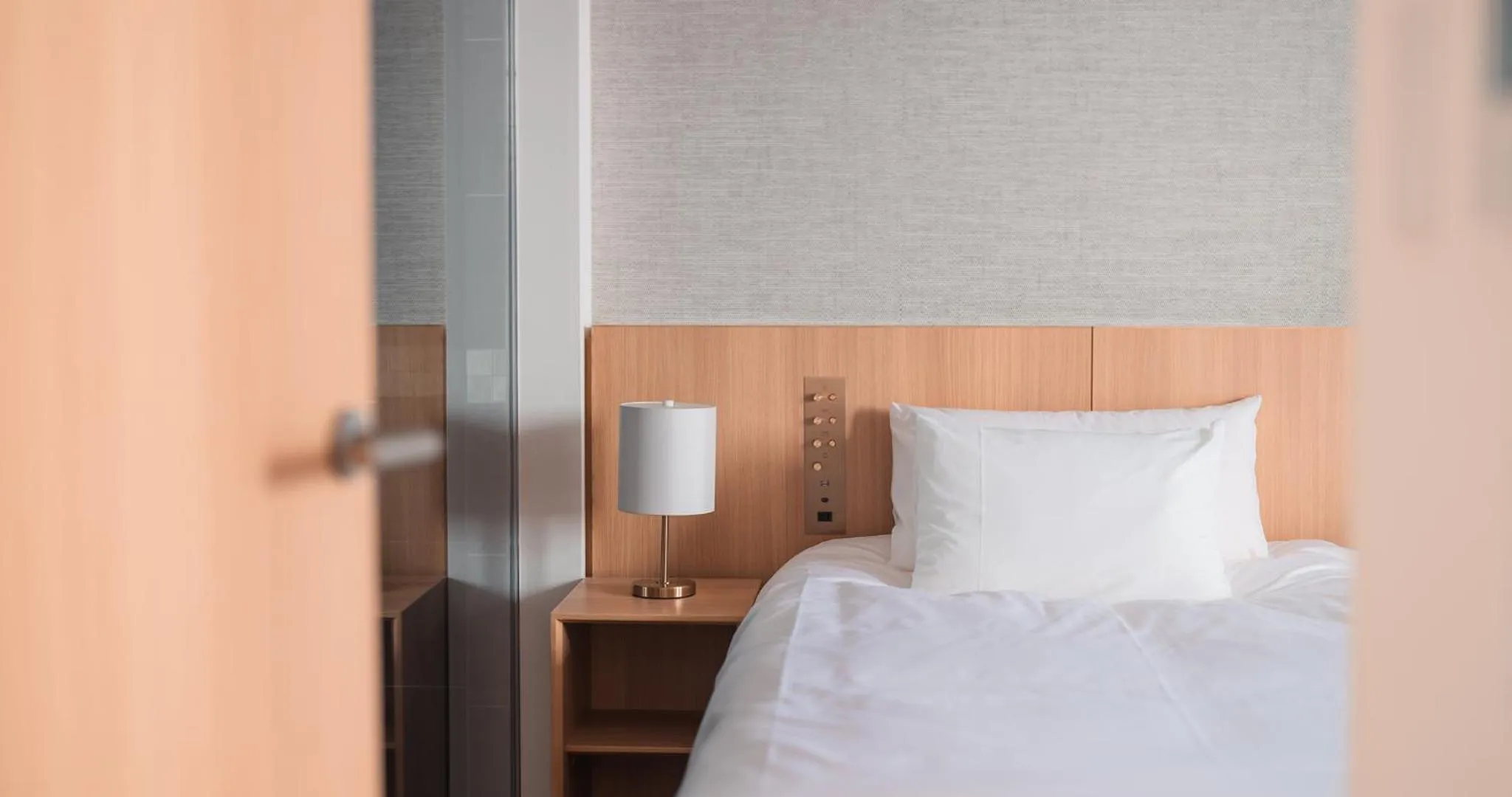 Bedroom, Bed in HOTEL LA VIGNE HAKUBA by Onko Chishin