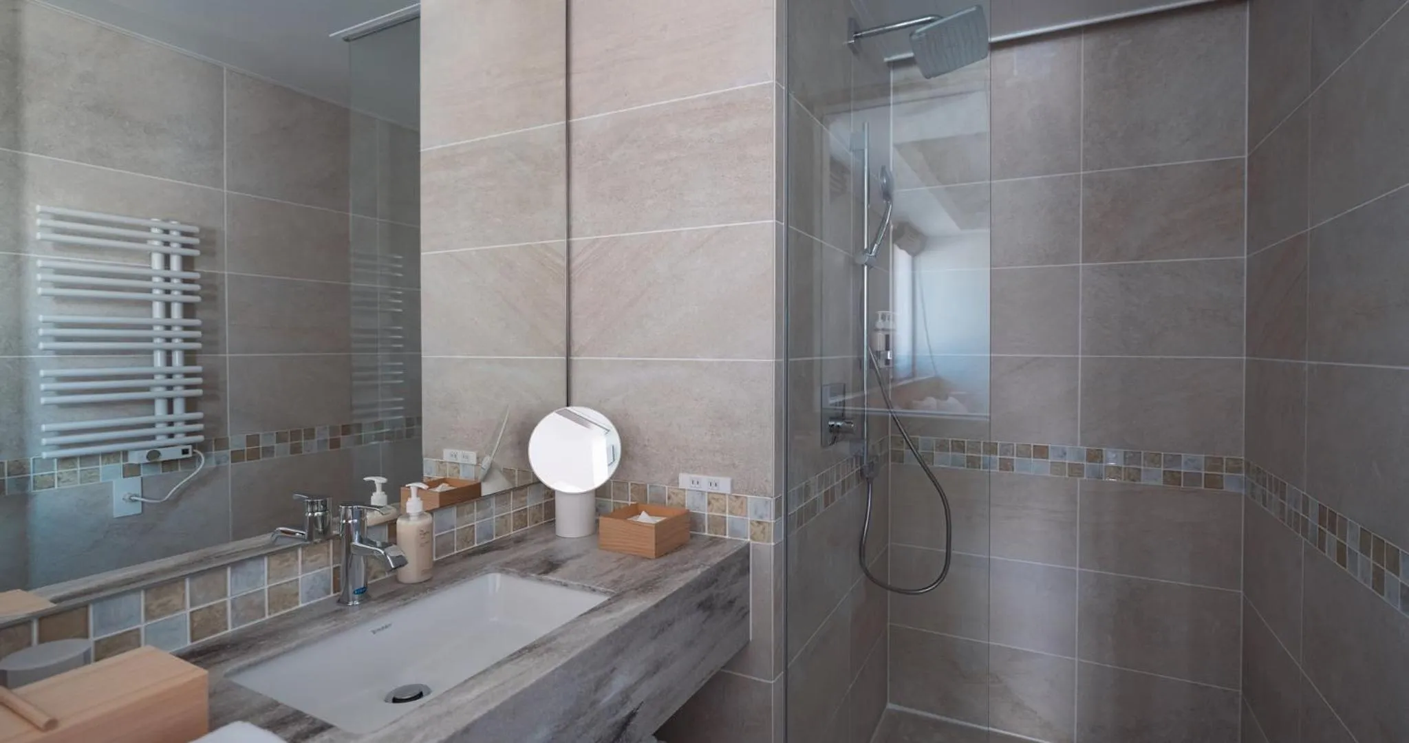 Bathroom in HOTEL LA VIGNE HAKUBA by Onko Chishin