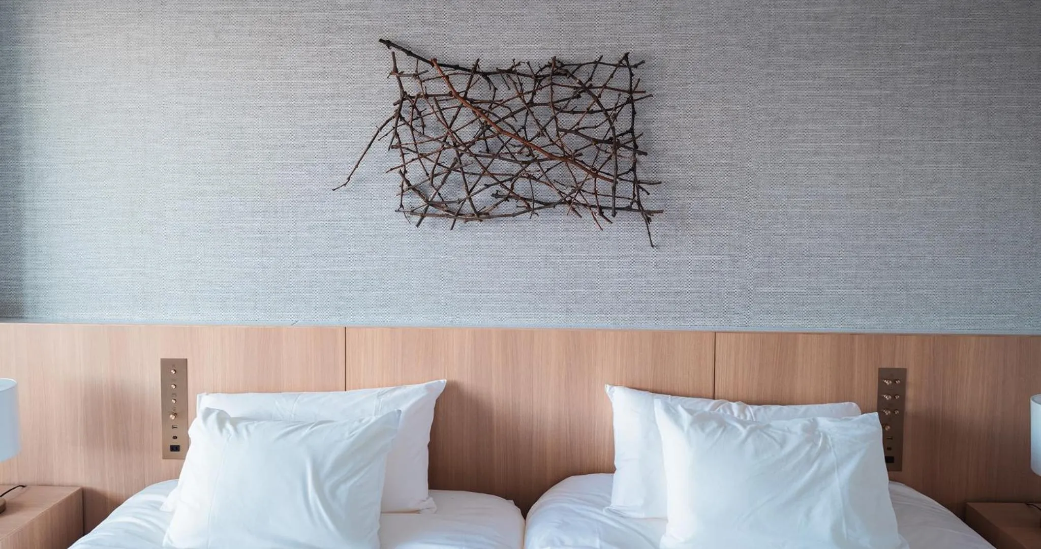 Bed in HOTEL LA VIGNE HAKUBA by Onko Chishin