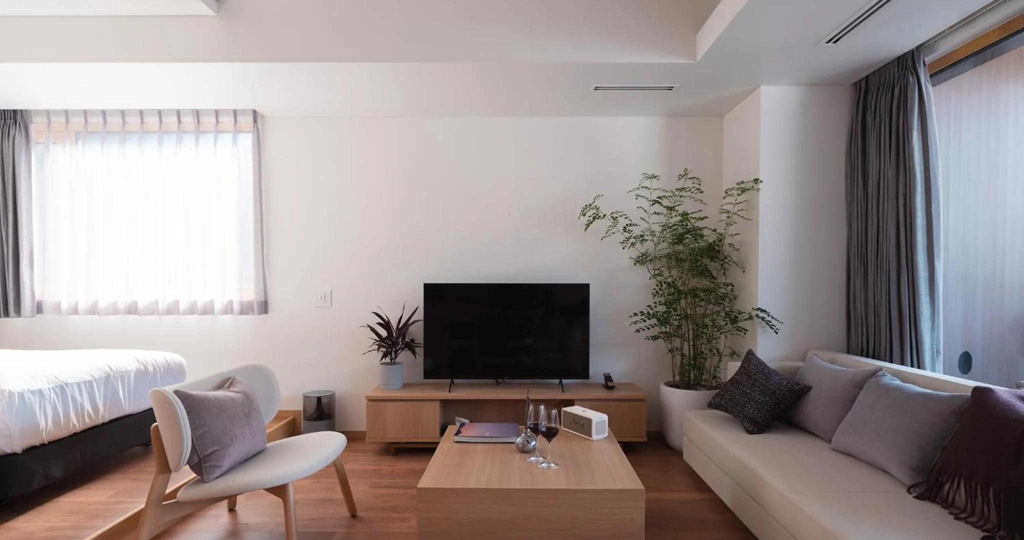 Bed in HOTEL LA VIGNE HAKUBA by Onko Chishin