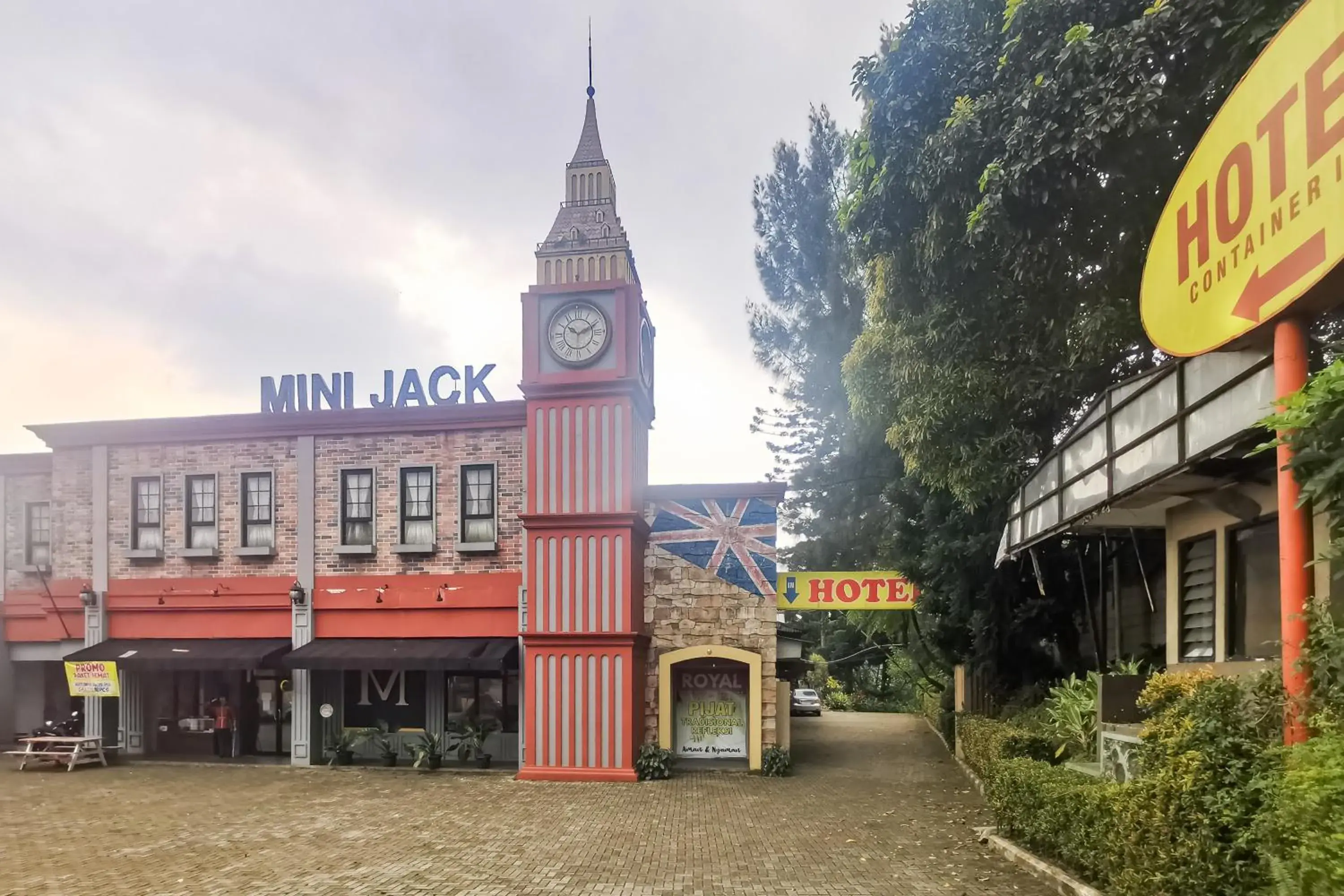 Hotel Container Inn Puncak Mitra RedDoorz Hotel Container Inn Puncak Mitra RedDoorz