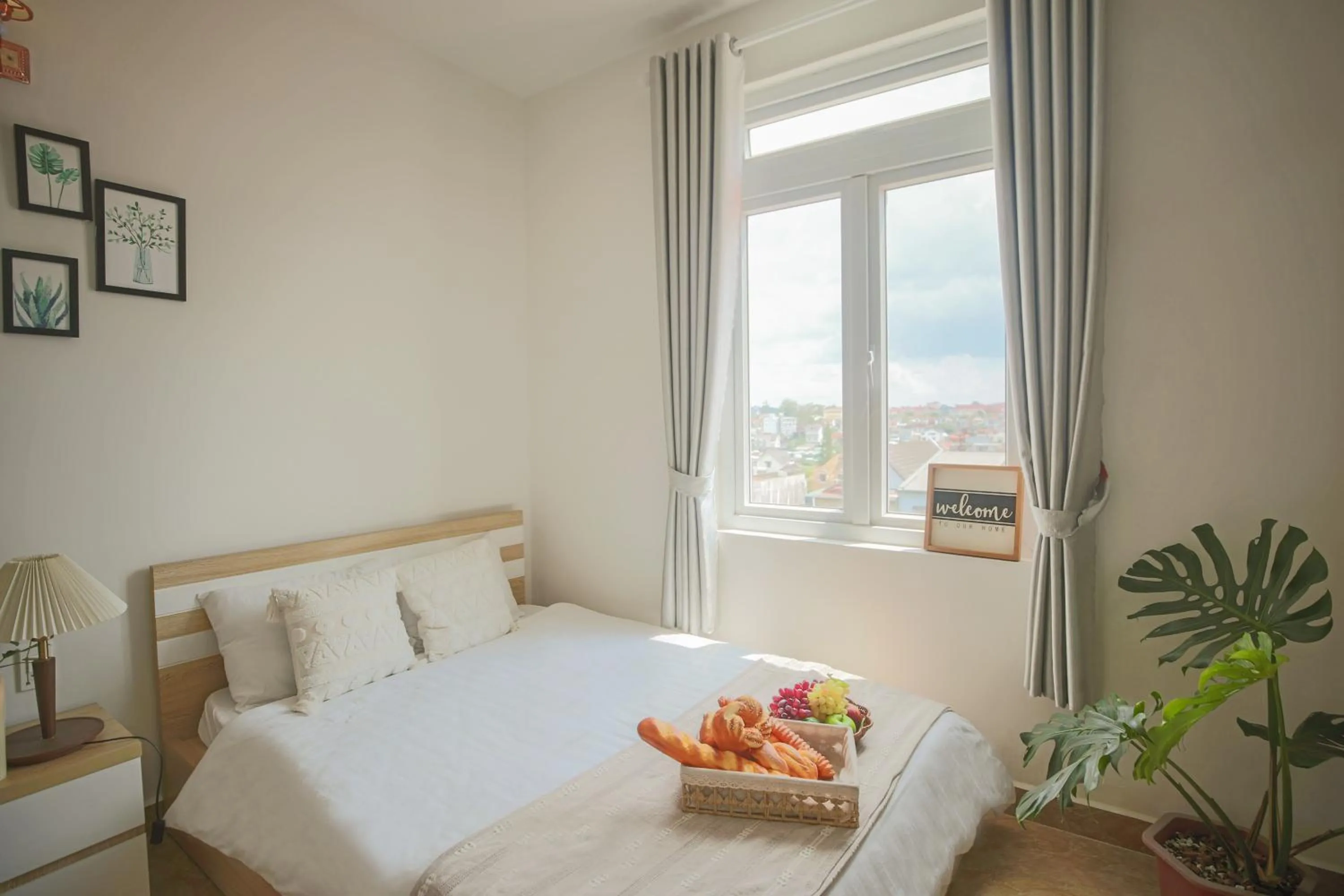 Photo of the whole room, Bed in Huong Anh DaLat Palace