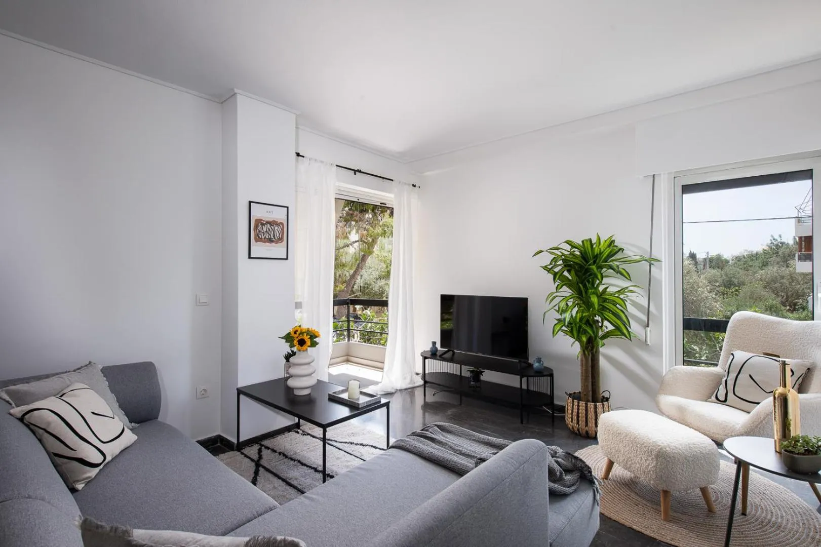 Communal lounge/ TV room in Glyfada First Class Suite by First Class Properties