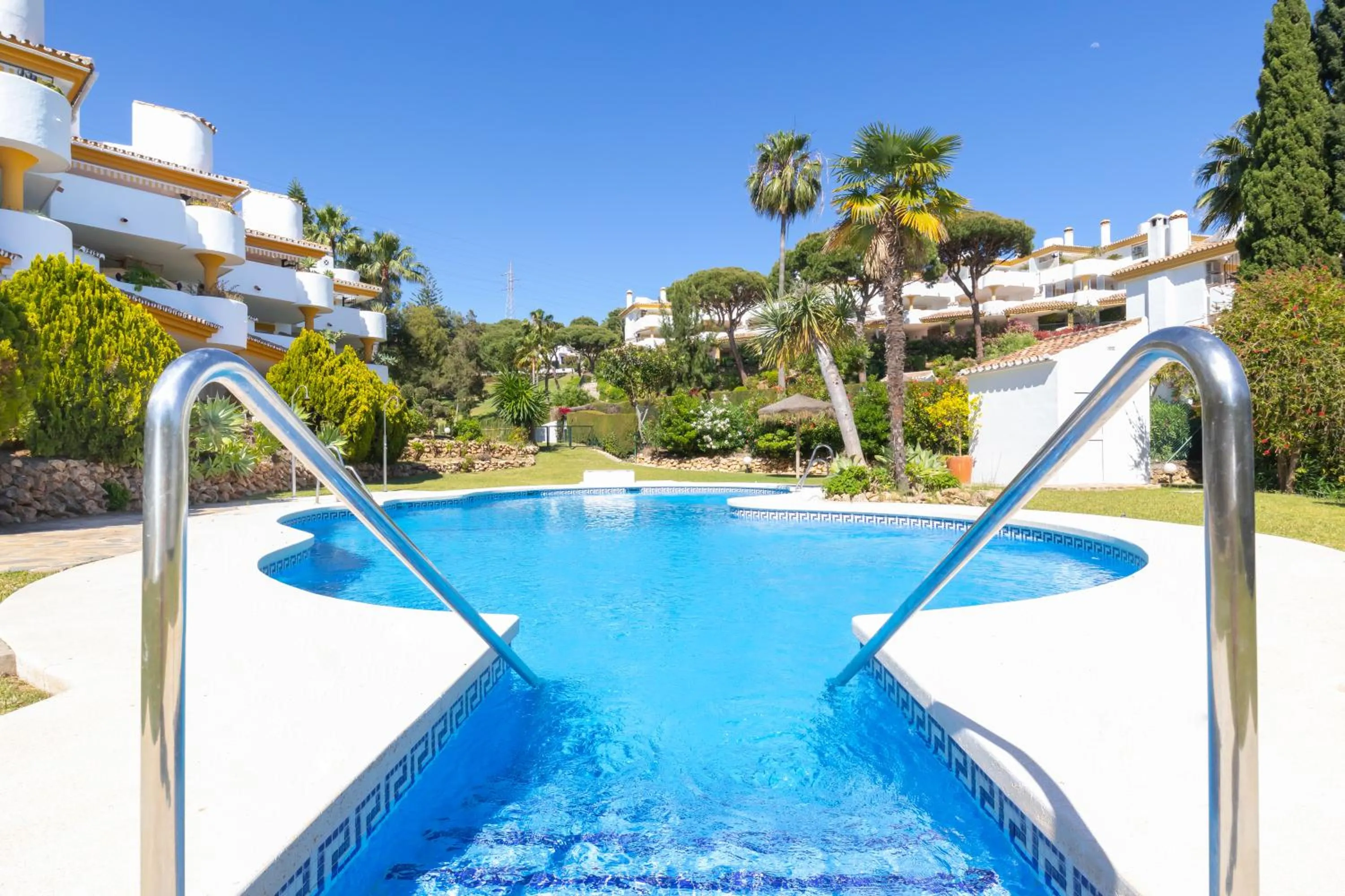 Pool view in Calahonda Golf - Happy Rentals