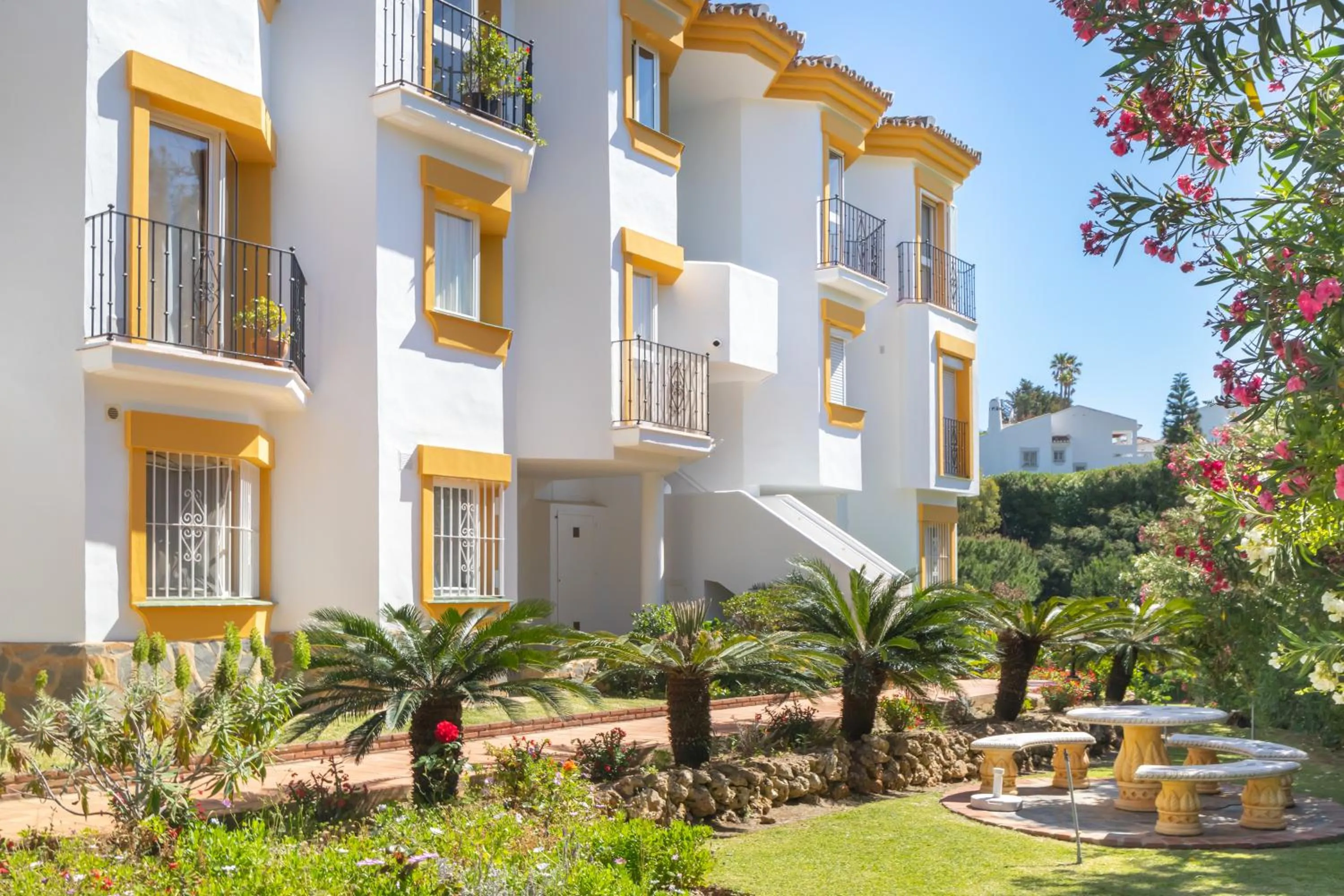 Property building in Calahonda Golf - Happy Rentals