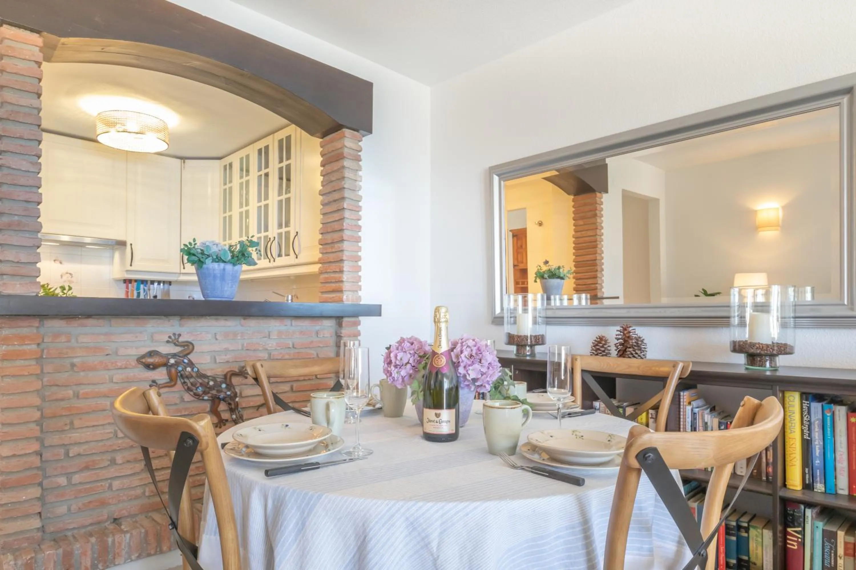 Dining area in Calahonda Golf - Happy Rentals