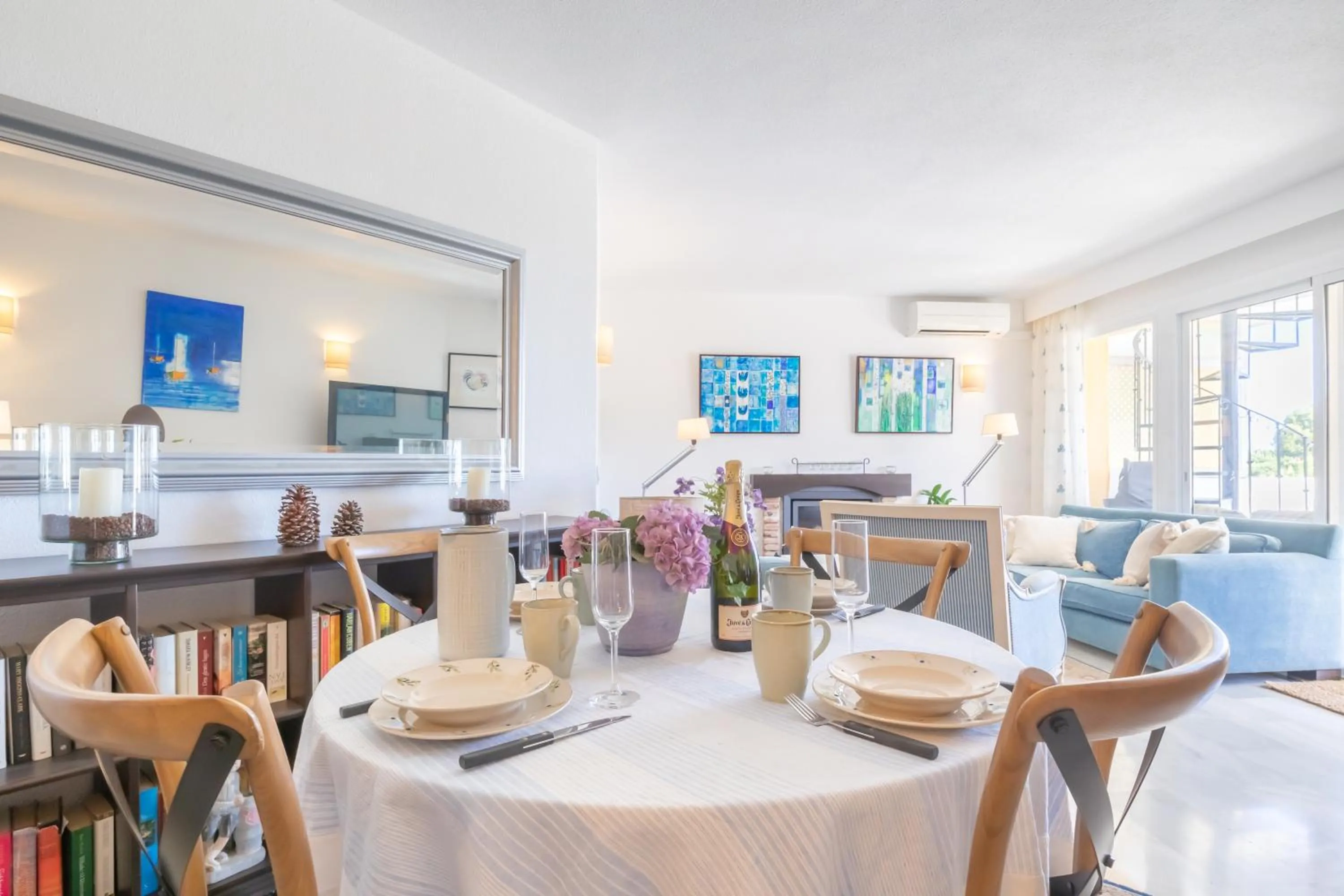 Dining area in Calahonda Golf - Happy Rentals
