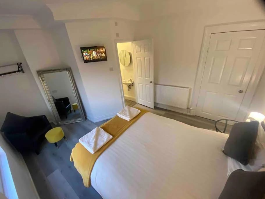 Photo of the whole room, Bed in Ivy Mount Boutique