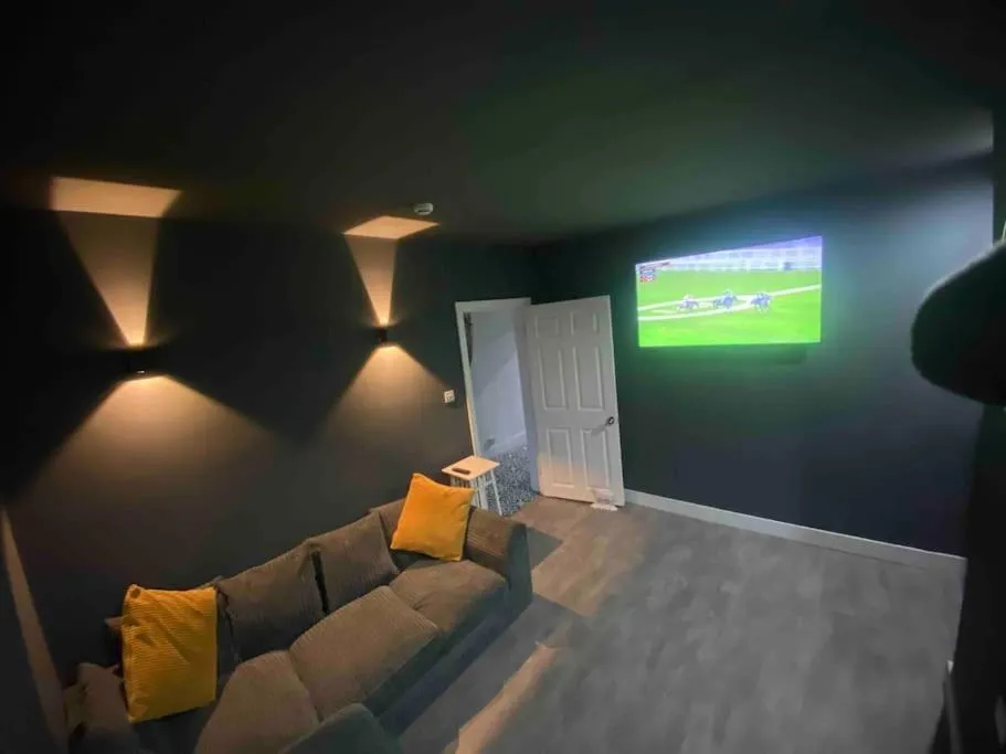 Communal lounge/ TV room in Ivy Mount Boutique