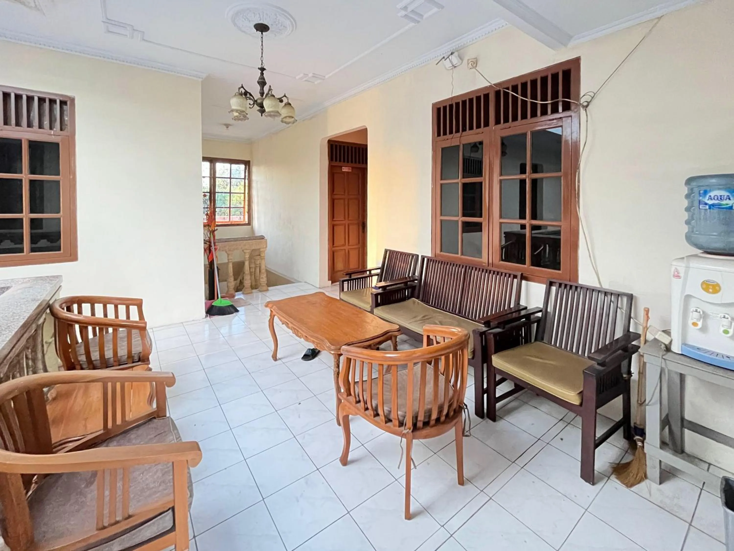 Seating area in RedDoorz at Hotel Madani Syariah Lempuyangan