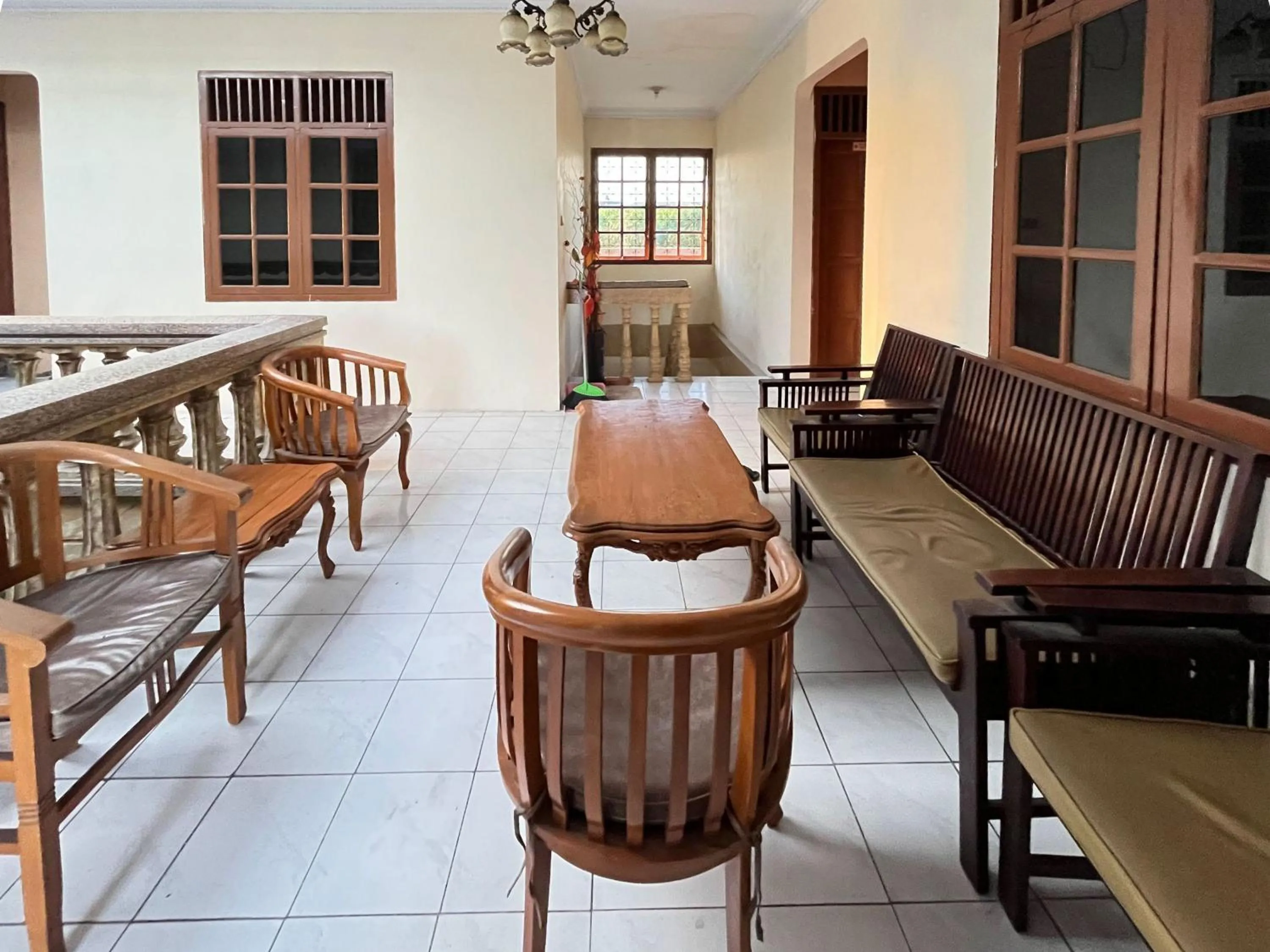 Seating area in RedDoorz at Hotel Madani Syariah Lempuyangan
