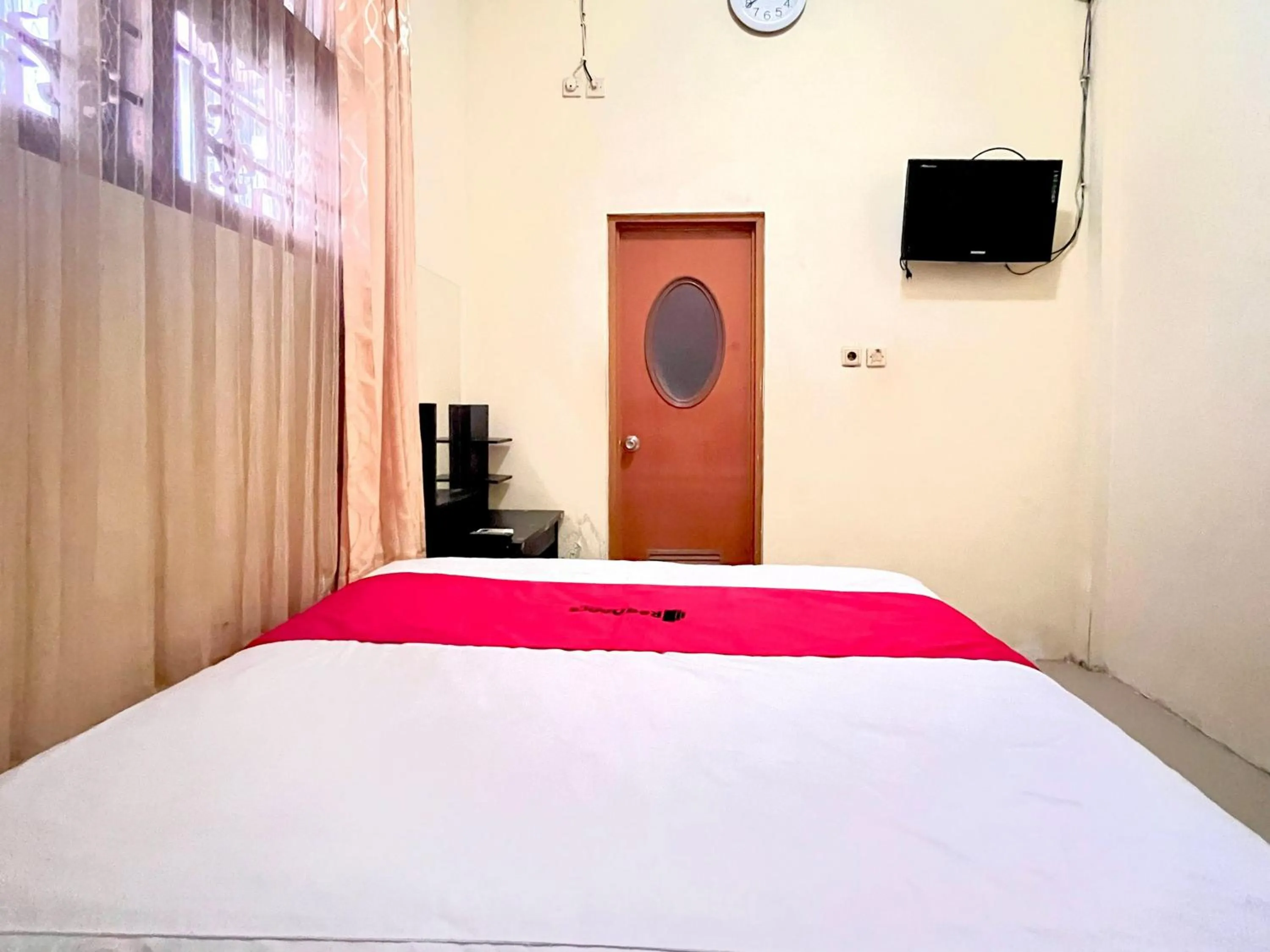 Bedroom in RedDoorz at Hotel Madani Syariah Lempuyangan