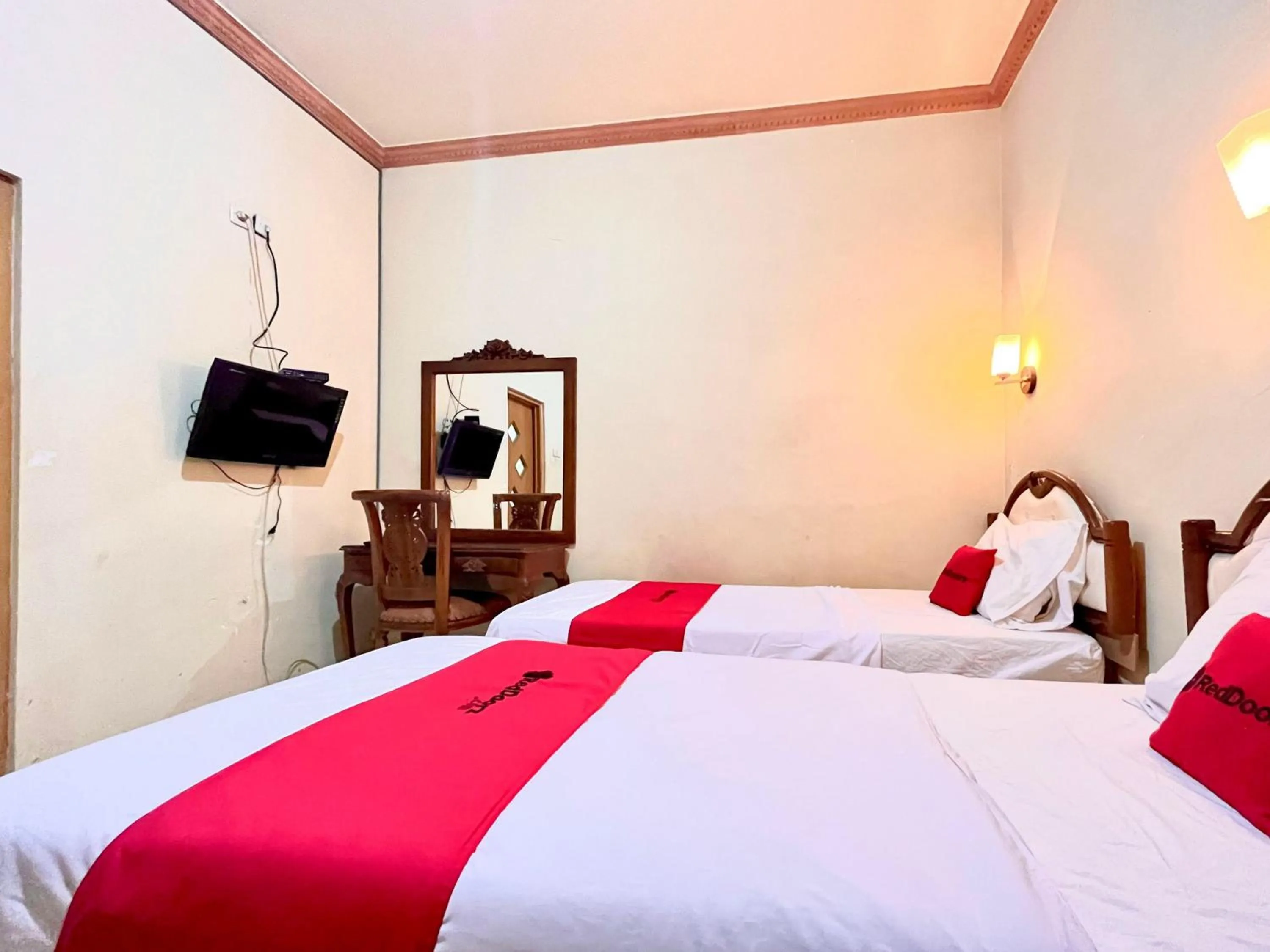 Bedroom in RedDoorz at Hotel Madani Syariah Lempuyangan