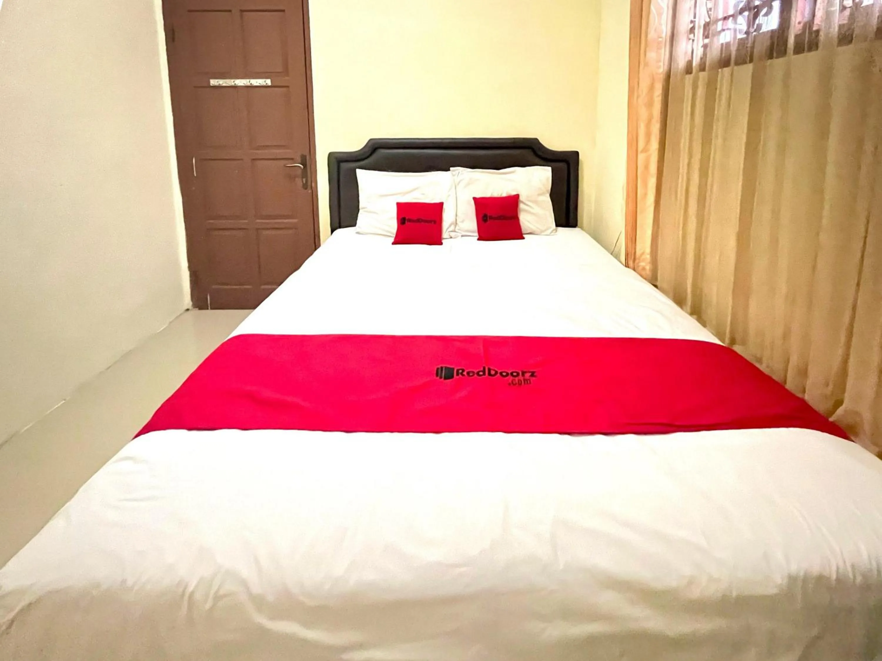 Bedroom in RedDoorz at Hotel Madani Syariah Lempuyangan