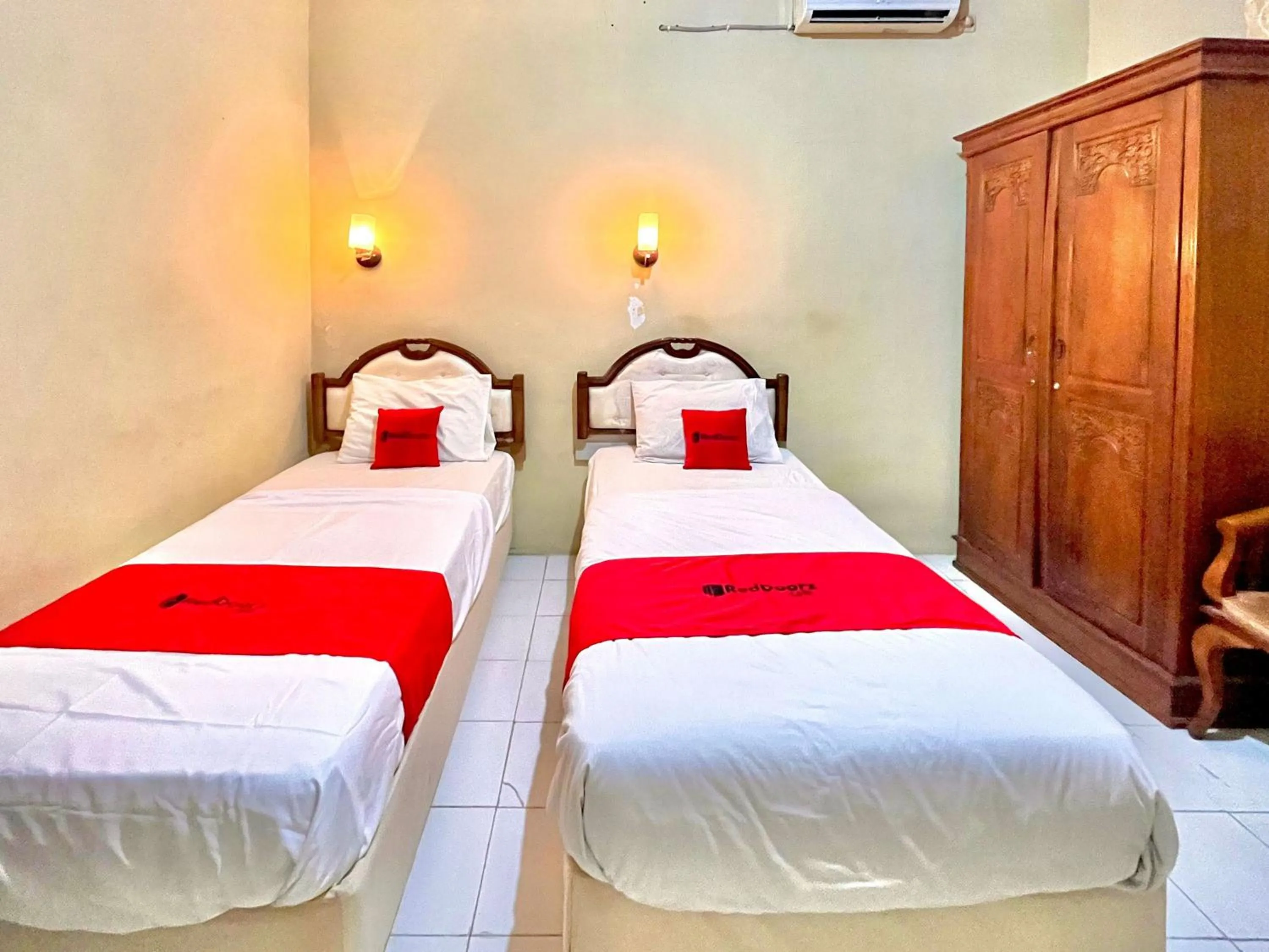 Bedroom in RedDoorz at Hotel Madani Syariah Lempuyangan