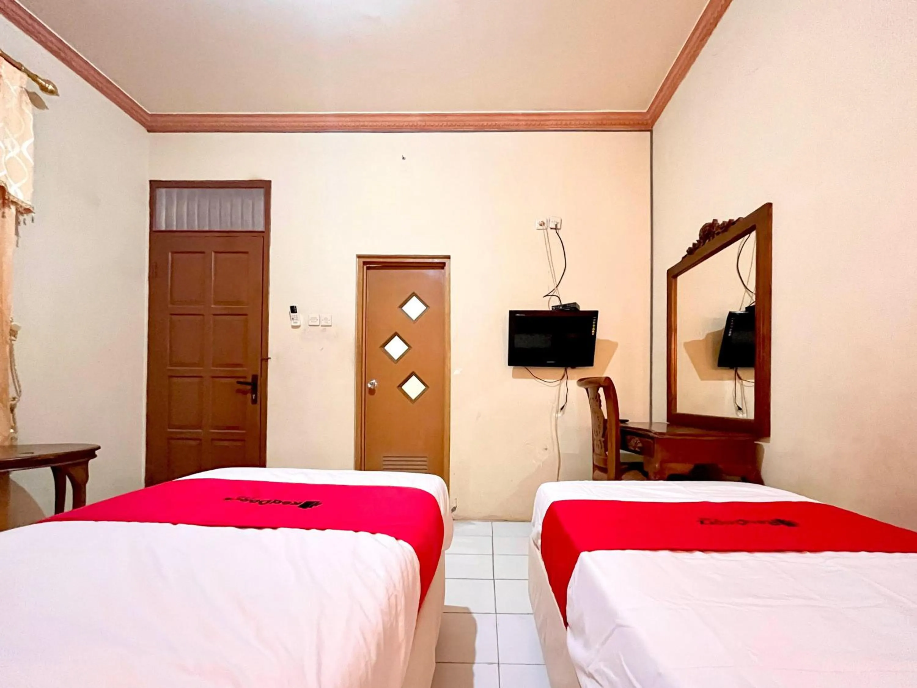 Bedroom in RedDoorz at Hotel Madani Syariah Lempuyangan