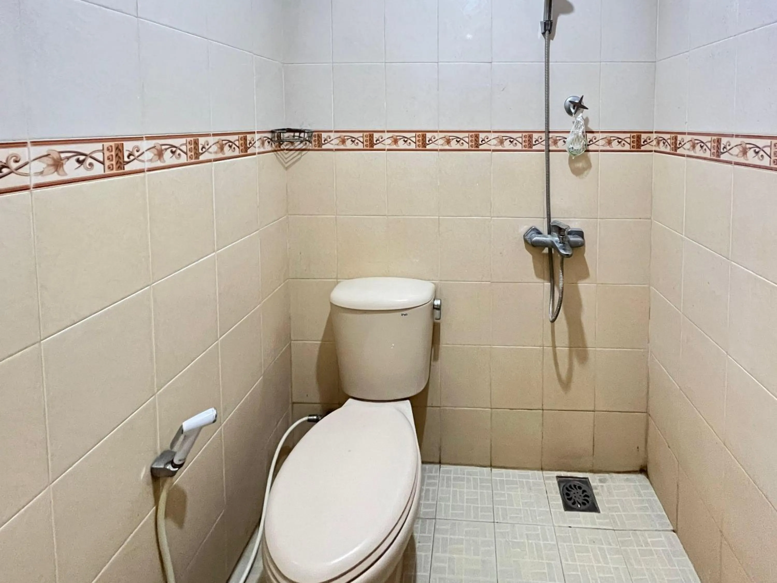 Bathroom in RedDoorz at Hotel Madani Syariah Lempuyangan