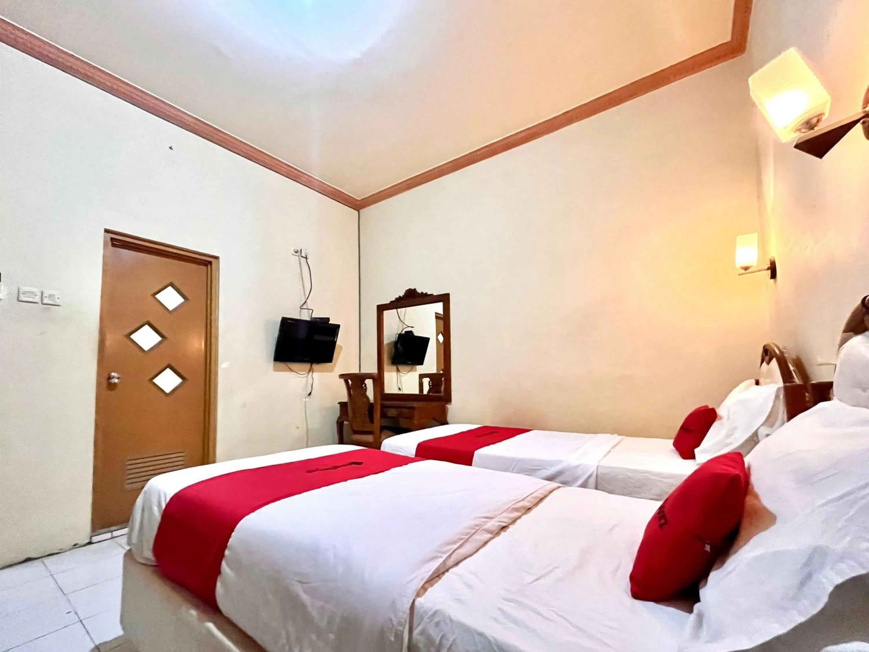 Bedroom in RedDoorz at Hotel Madani Syariah Lempuyangan