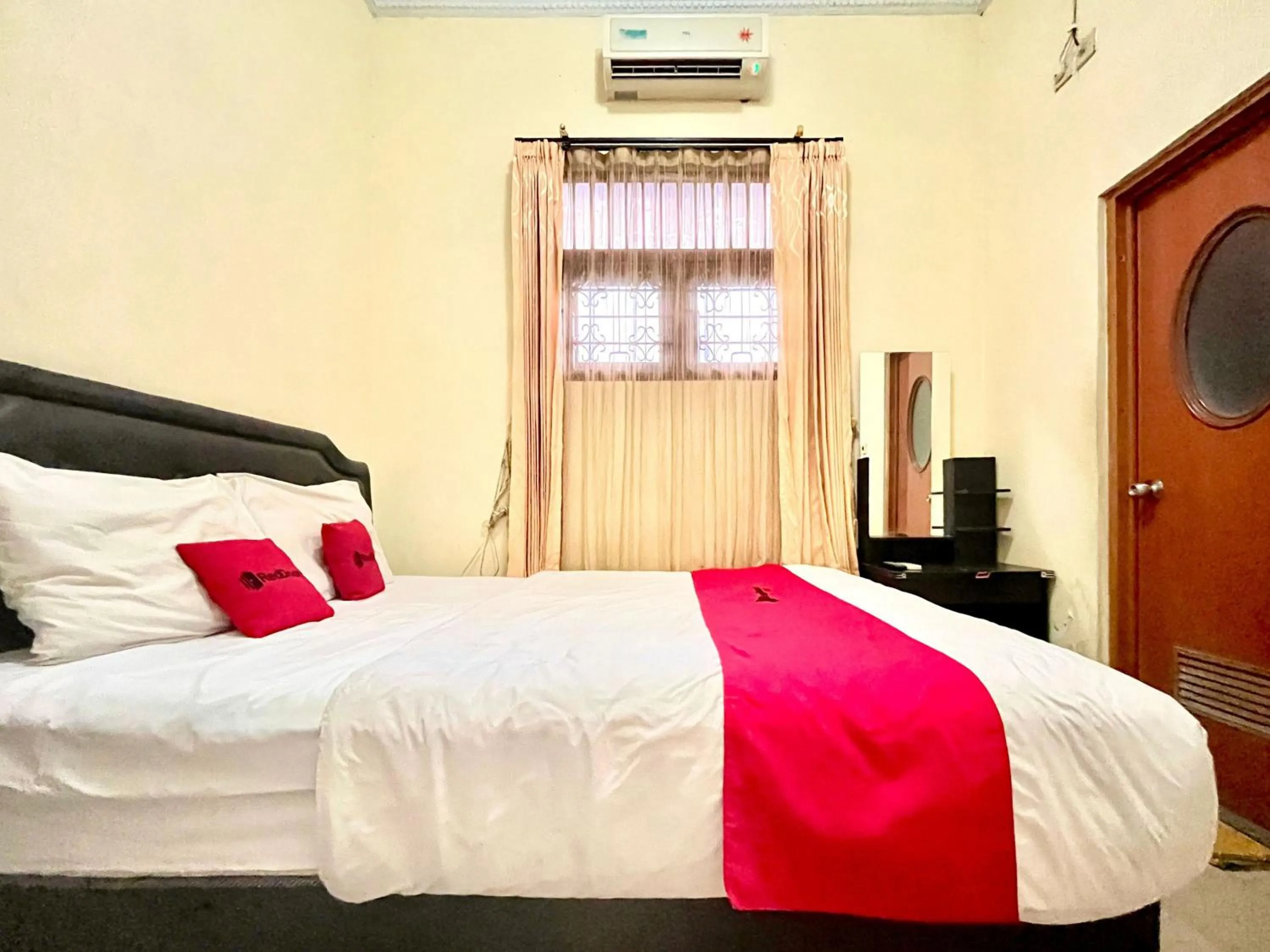 Bedroom in RedDoorz at Hotel Madani Syariah Lempuyangan