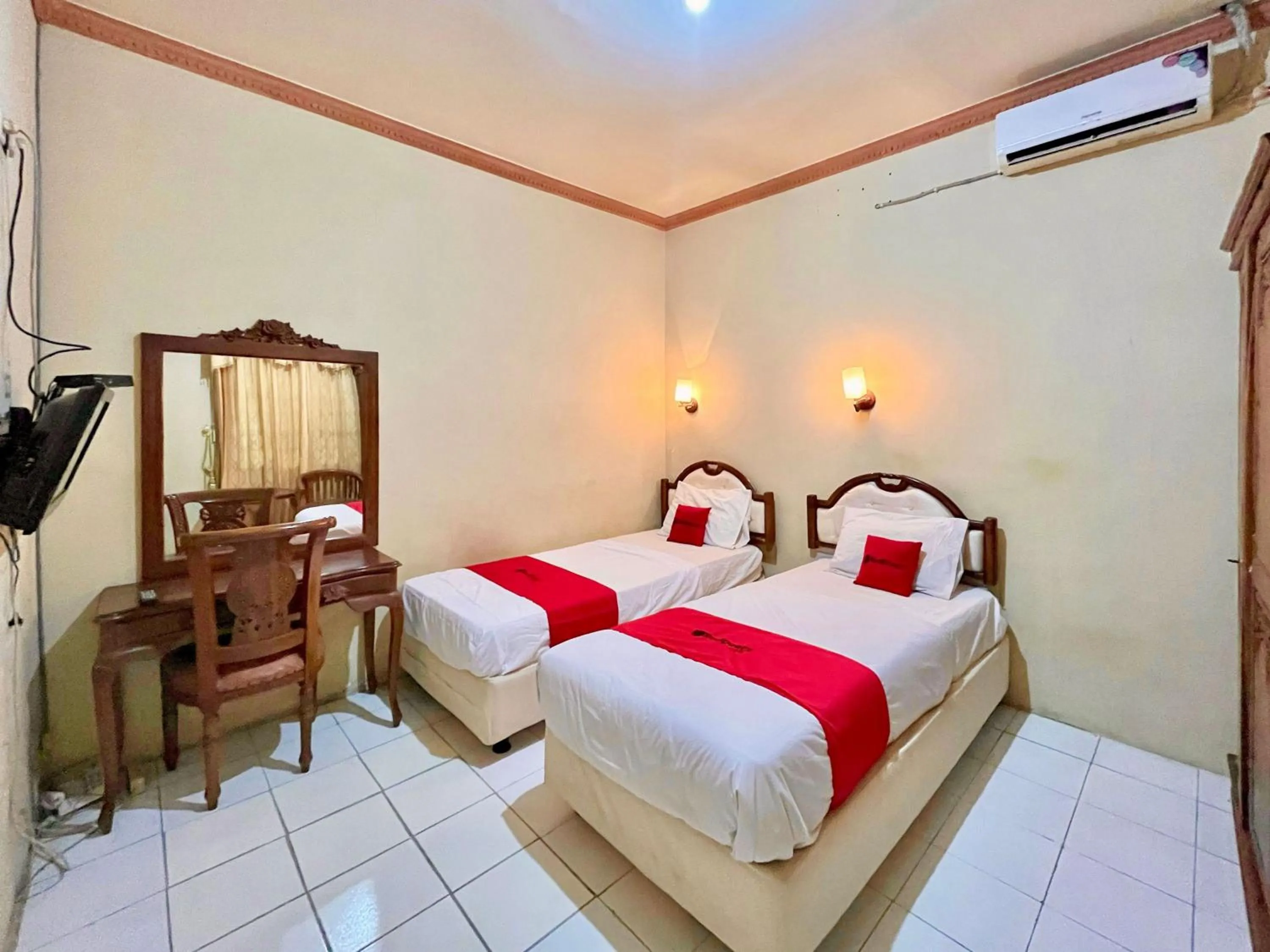 Bedroom in RedDoorz at Hotel Madani Syariah Lempuyangan