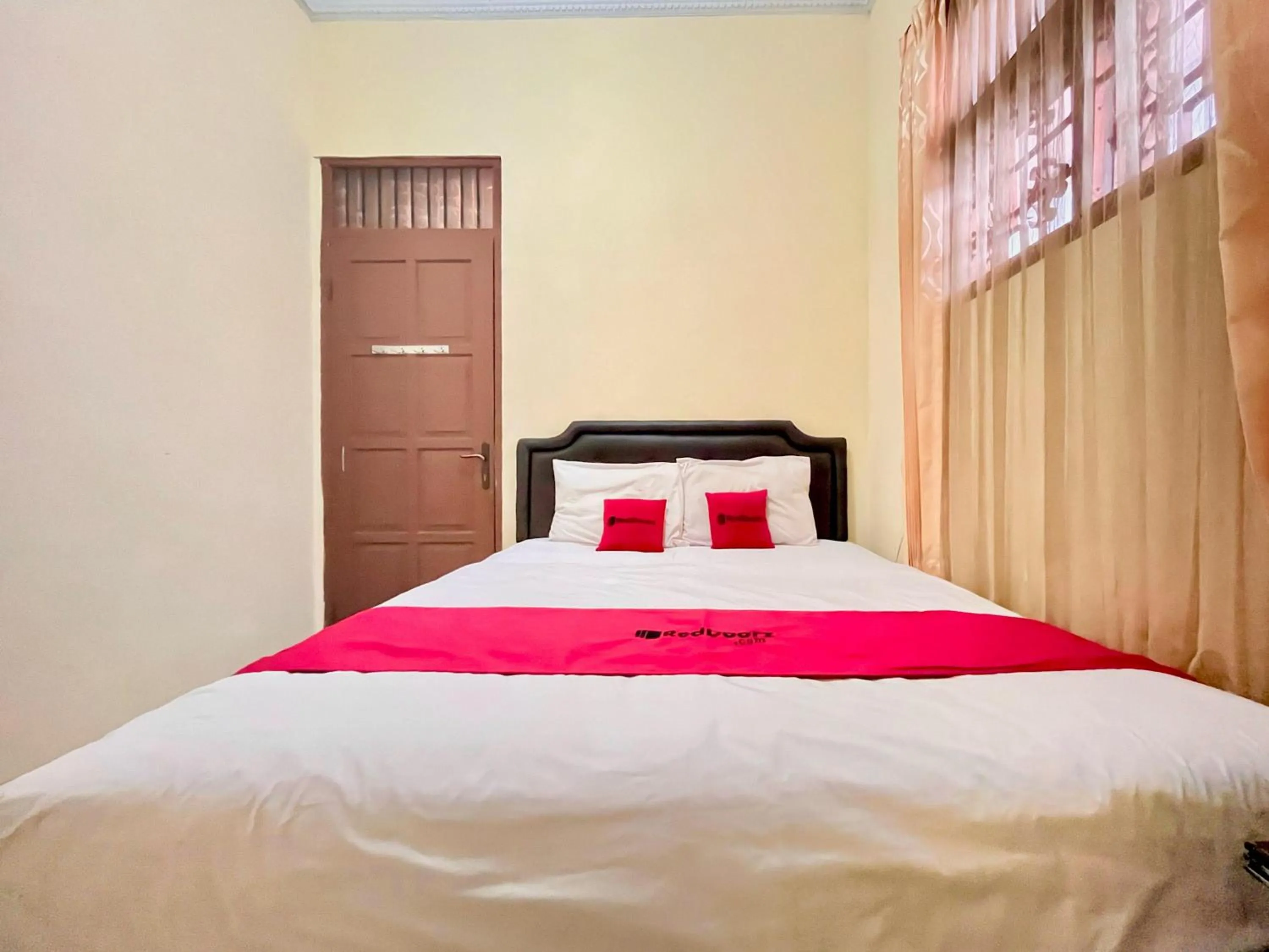 Bedroom in RedDoorz at Hotel Madani Syariah Lempuyangan