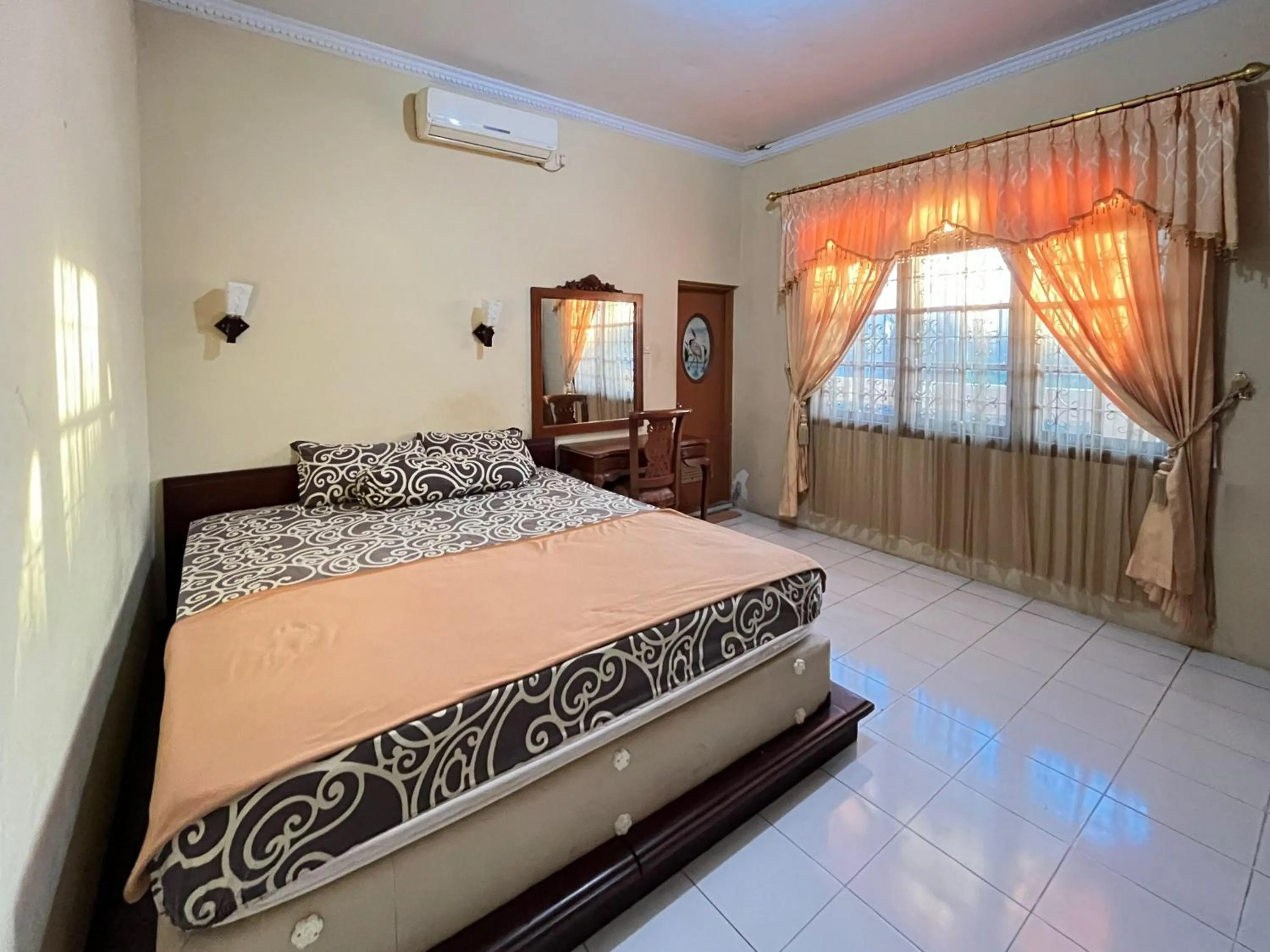 Bedroom in RedDoorz at Hotel Madani Syariah Lempuyangan