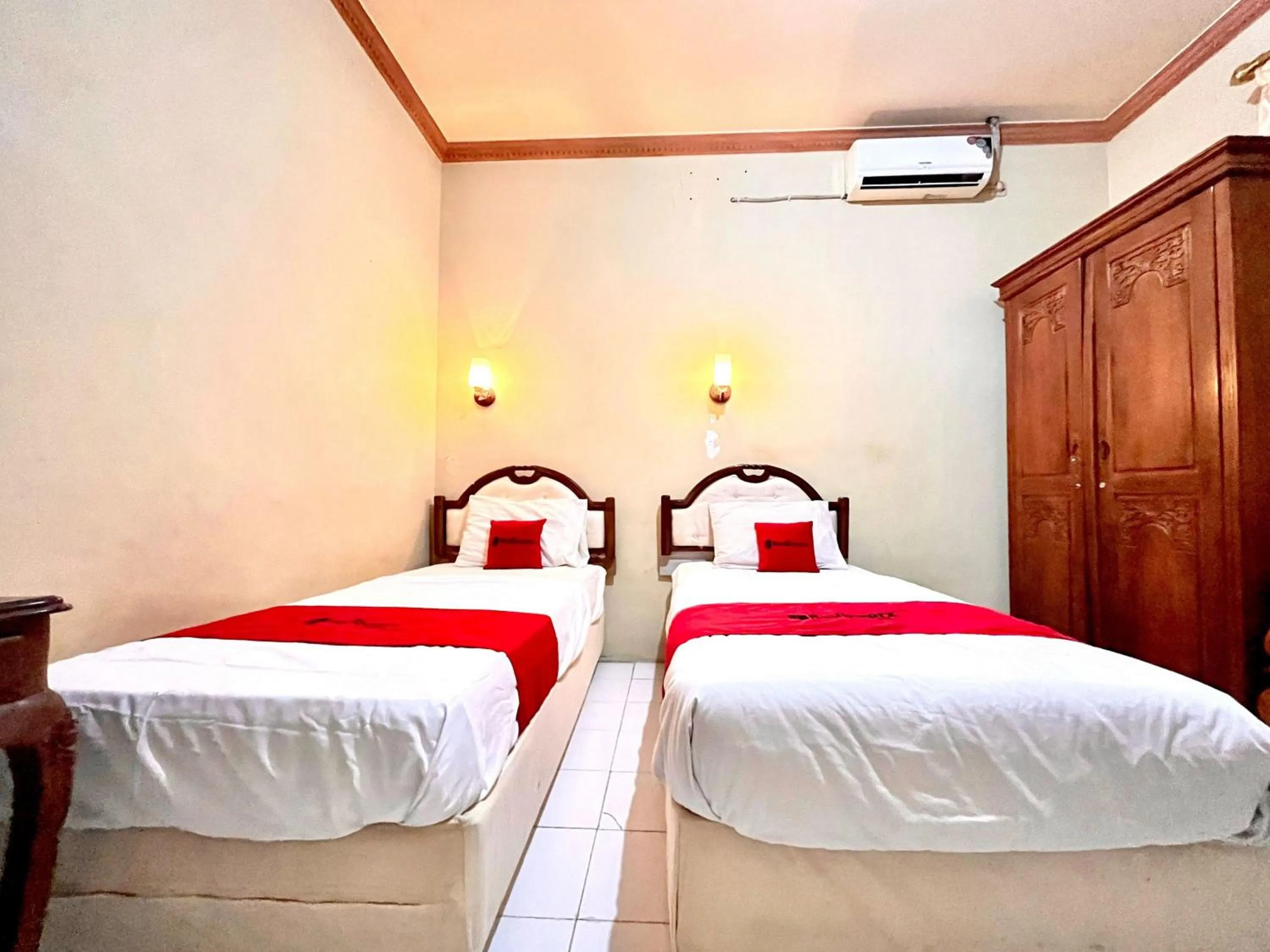 Bedroom in RedDoorz at Hotel Madani Syariah Lempuyangan