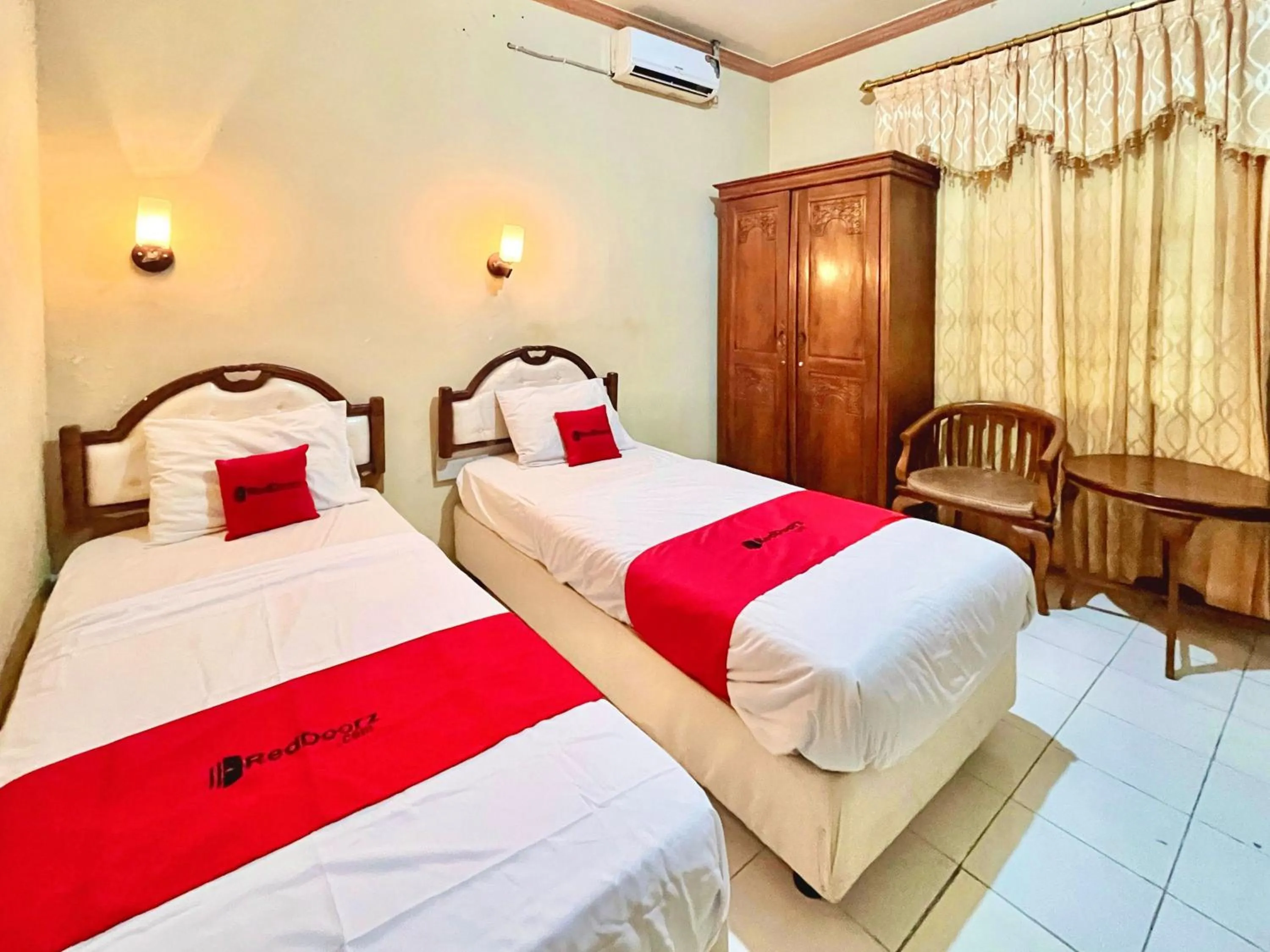 Bedroom in RedDoorz at Hotel Madani Syariah Lempuyangan
