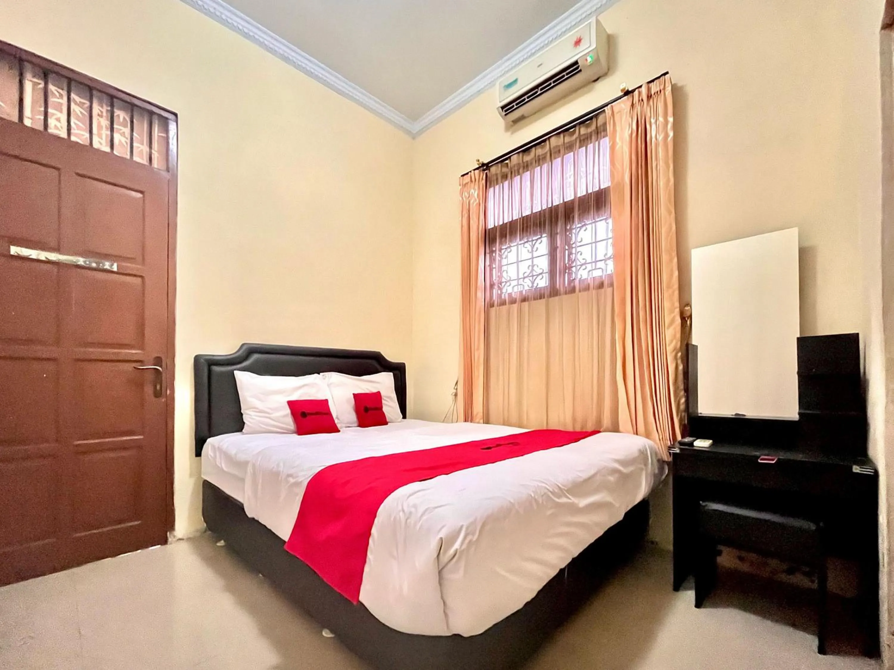 Bedroom in RedDoorz at Hotel Madani Syariah Lempuyangan