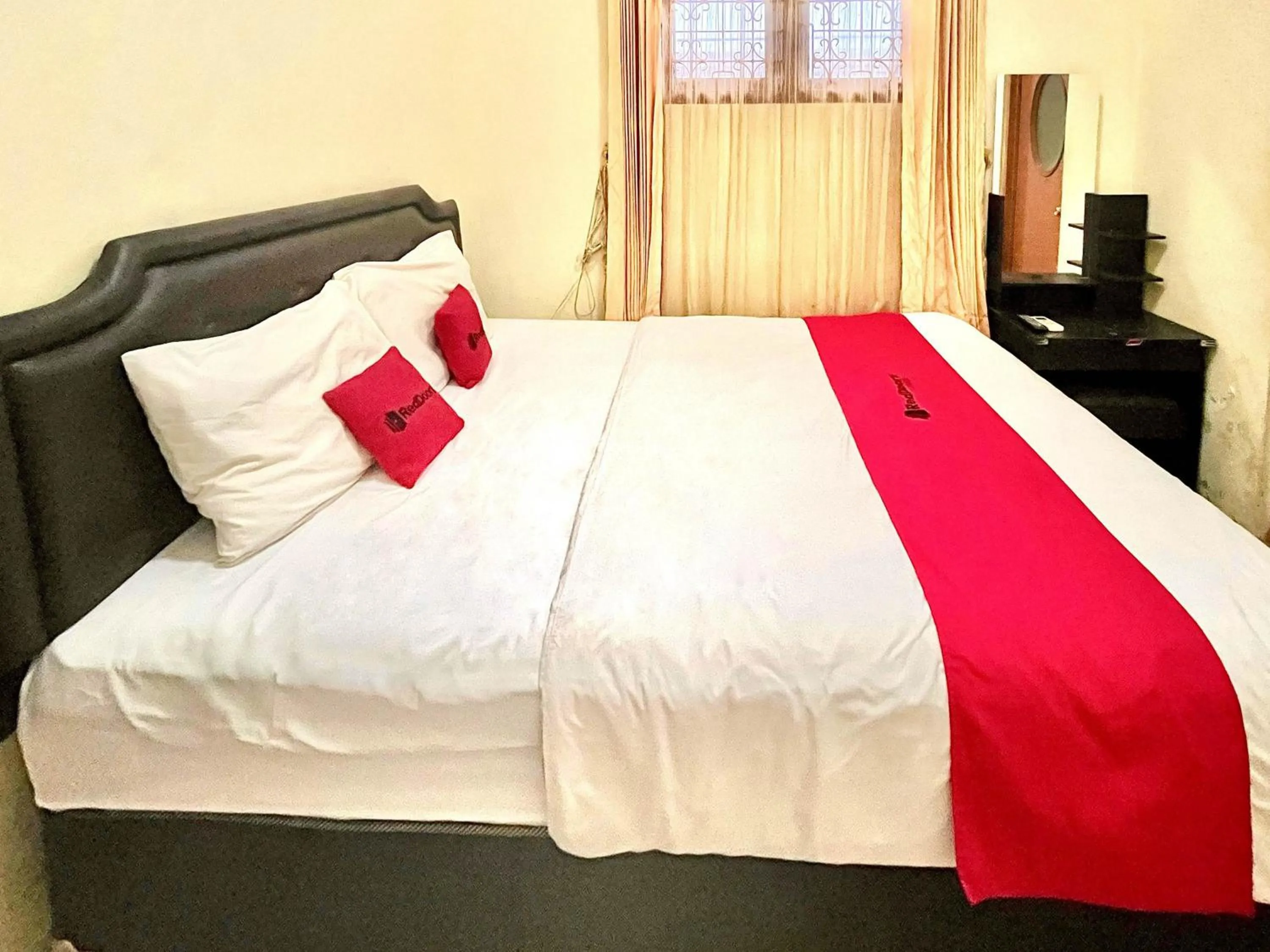 Bedroom in RedDoorz at Hotel Madani Syariah Lempuyangan