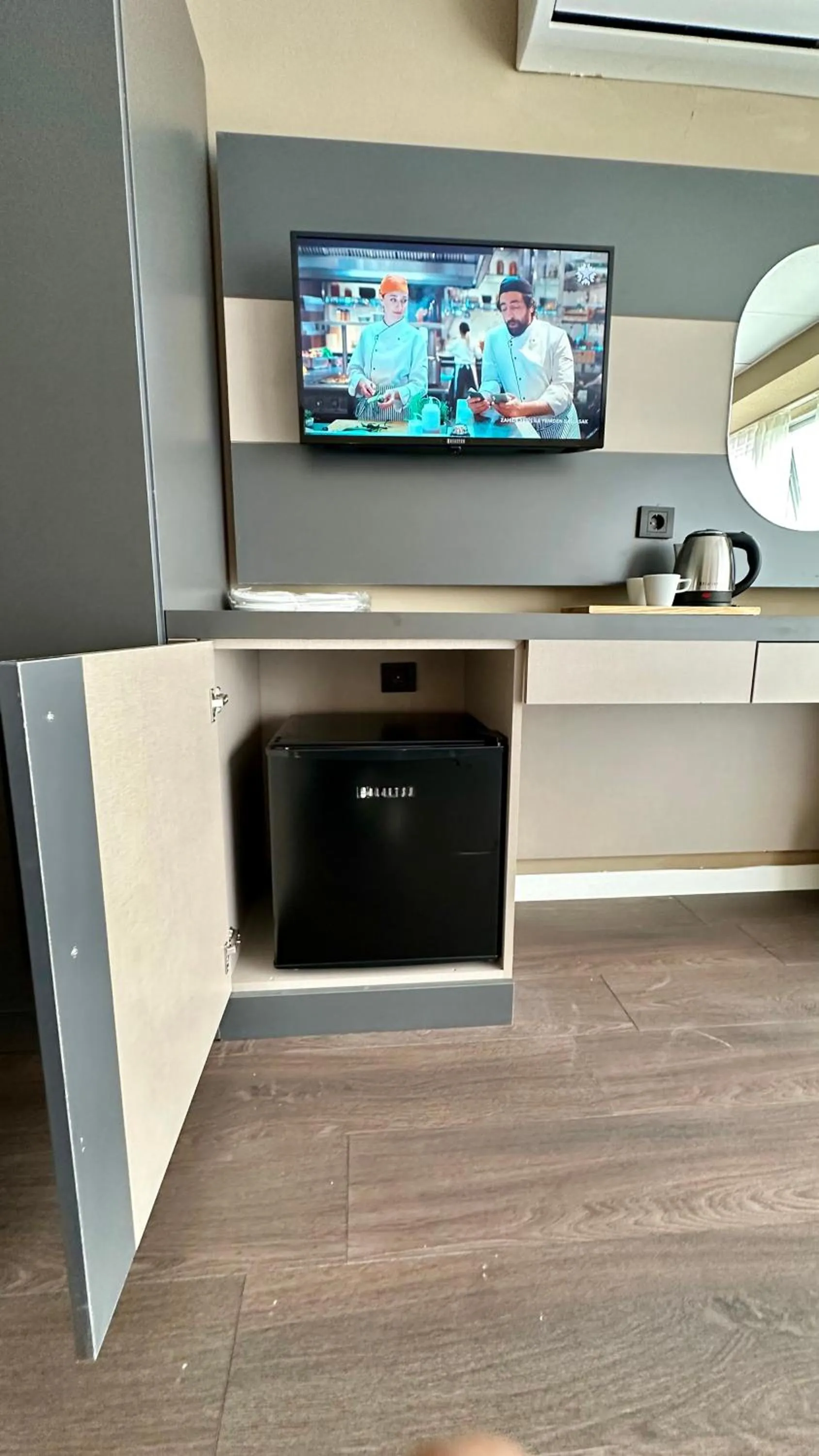 TV and multimedia in Esse Joven Hotel