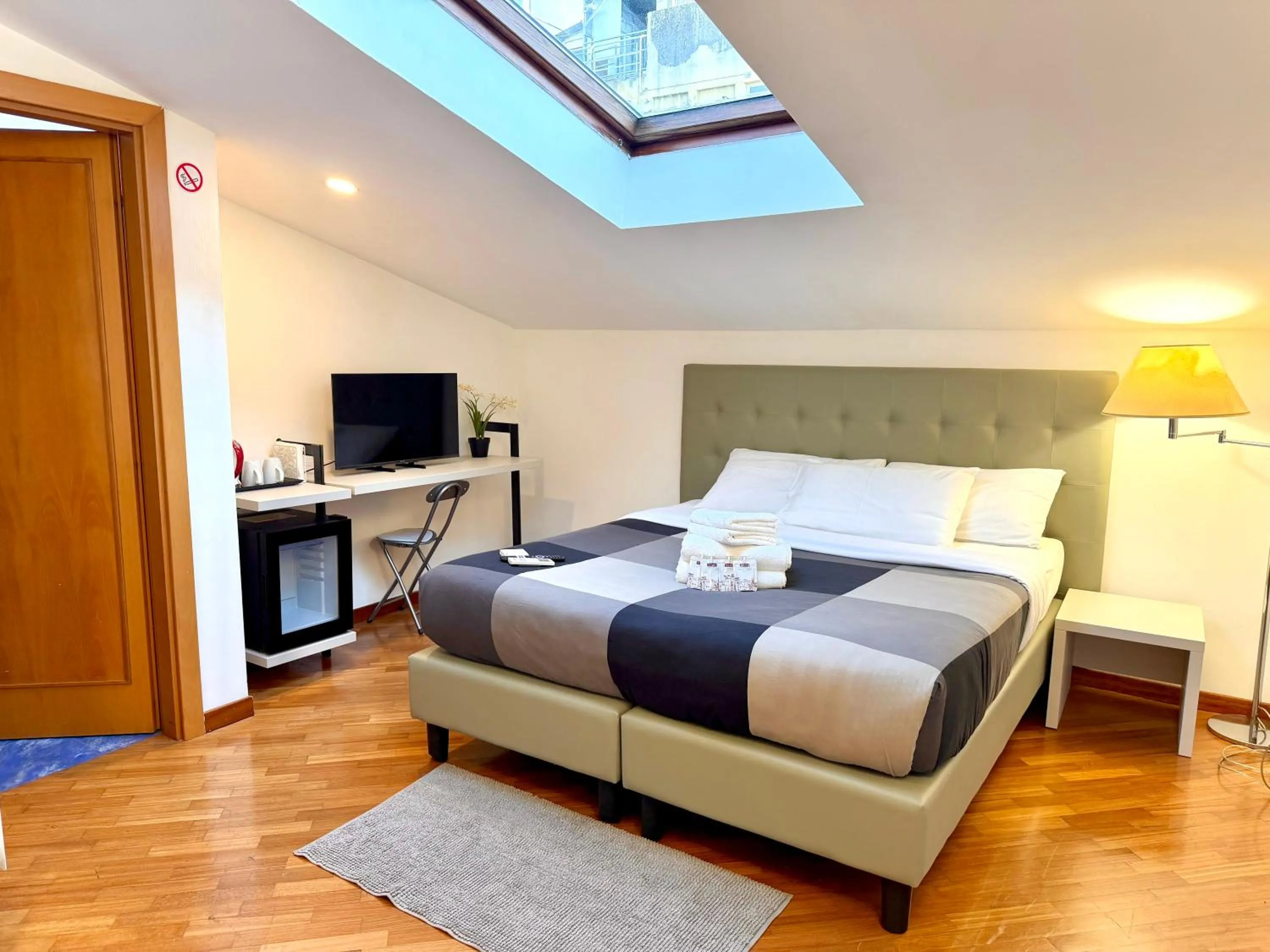 Double Room with Private Bathroom in Attic Garden