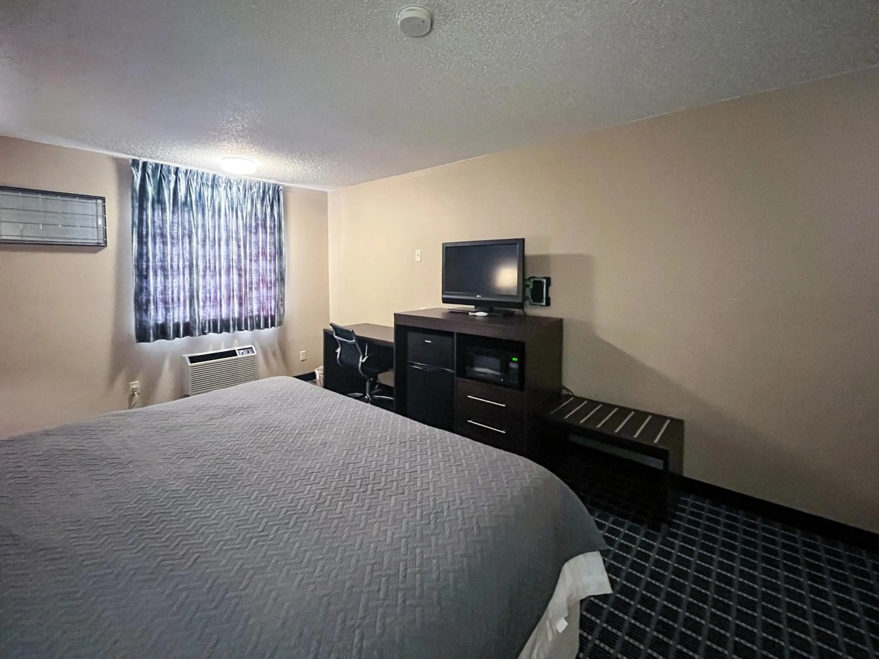 King Room with Roll-in Shower - Disability Access - Non-Smoking in Motel 6 Concordia