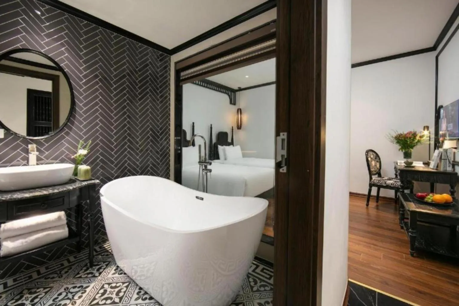 Bath, Bed in Hanoi Le Chateau Hotel & Spa