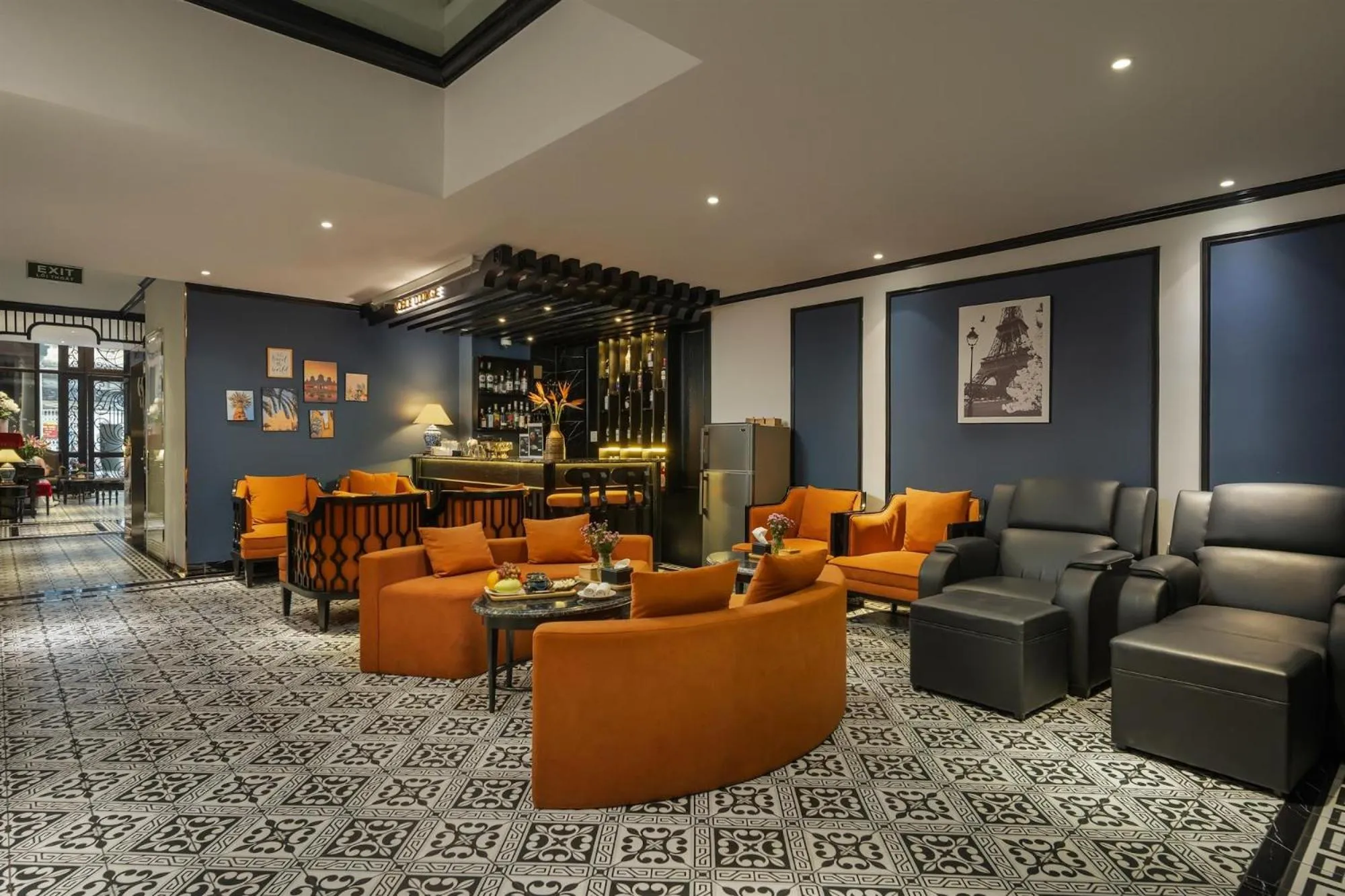 Lounge or bar in Hanoi Le Chateau Hotel & Spa