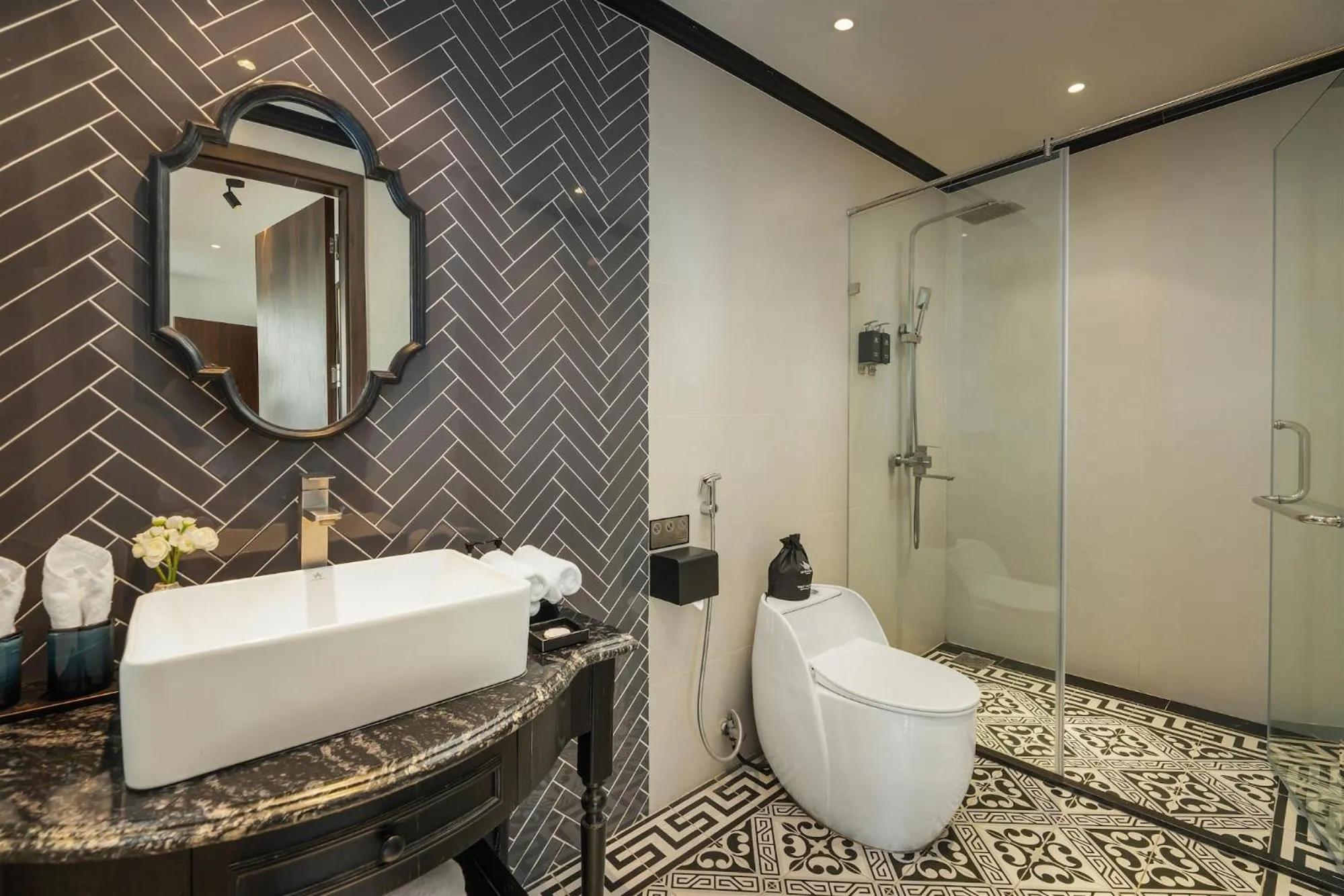 Toilet in Hanoi Le Chateau Hotel & Spa