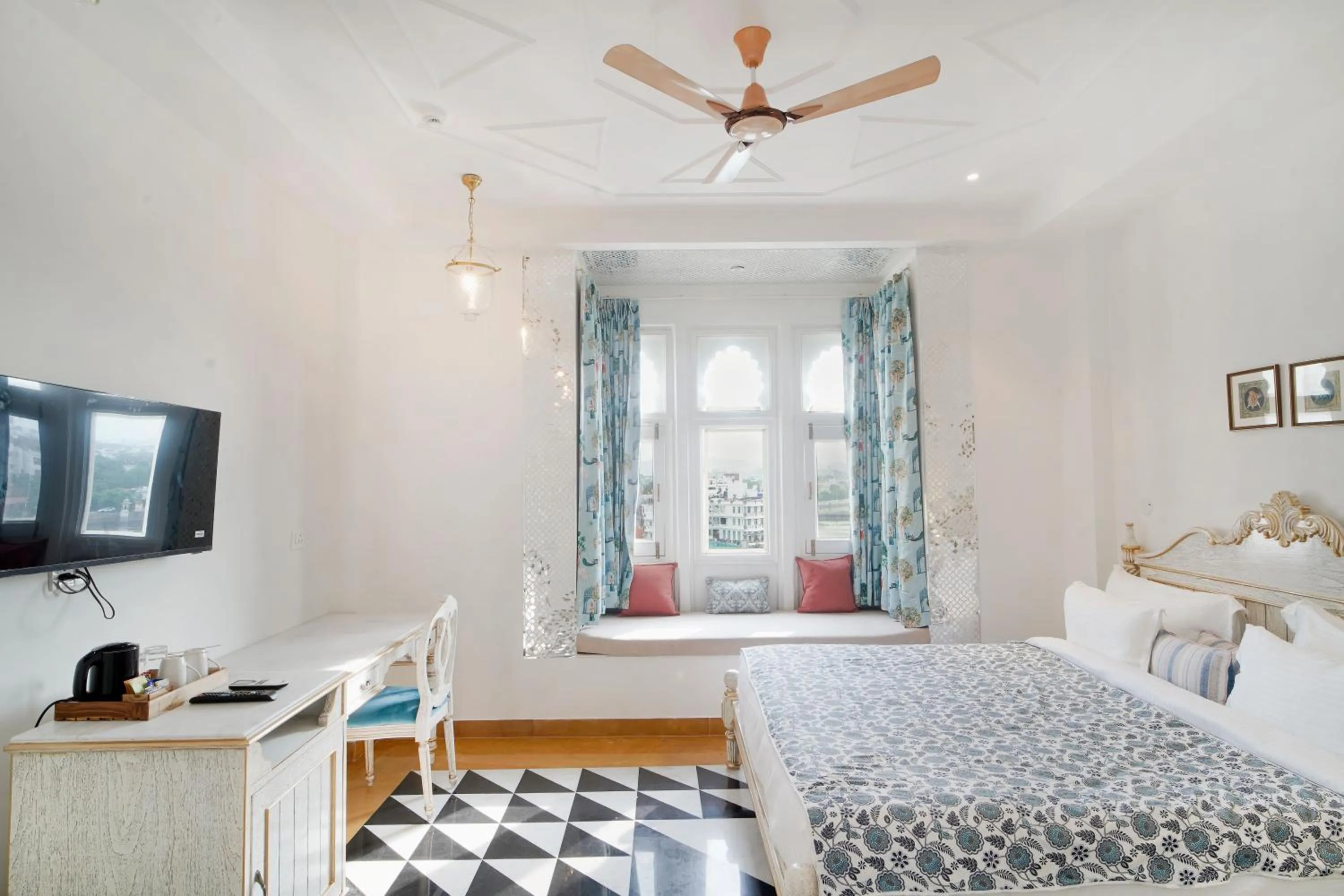 Lake view, Bed in Grandrosse Boutique - Pichola Lake Facing Hotel