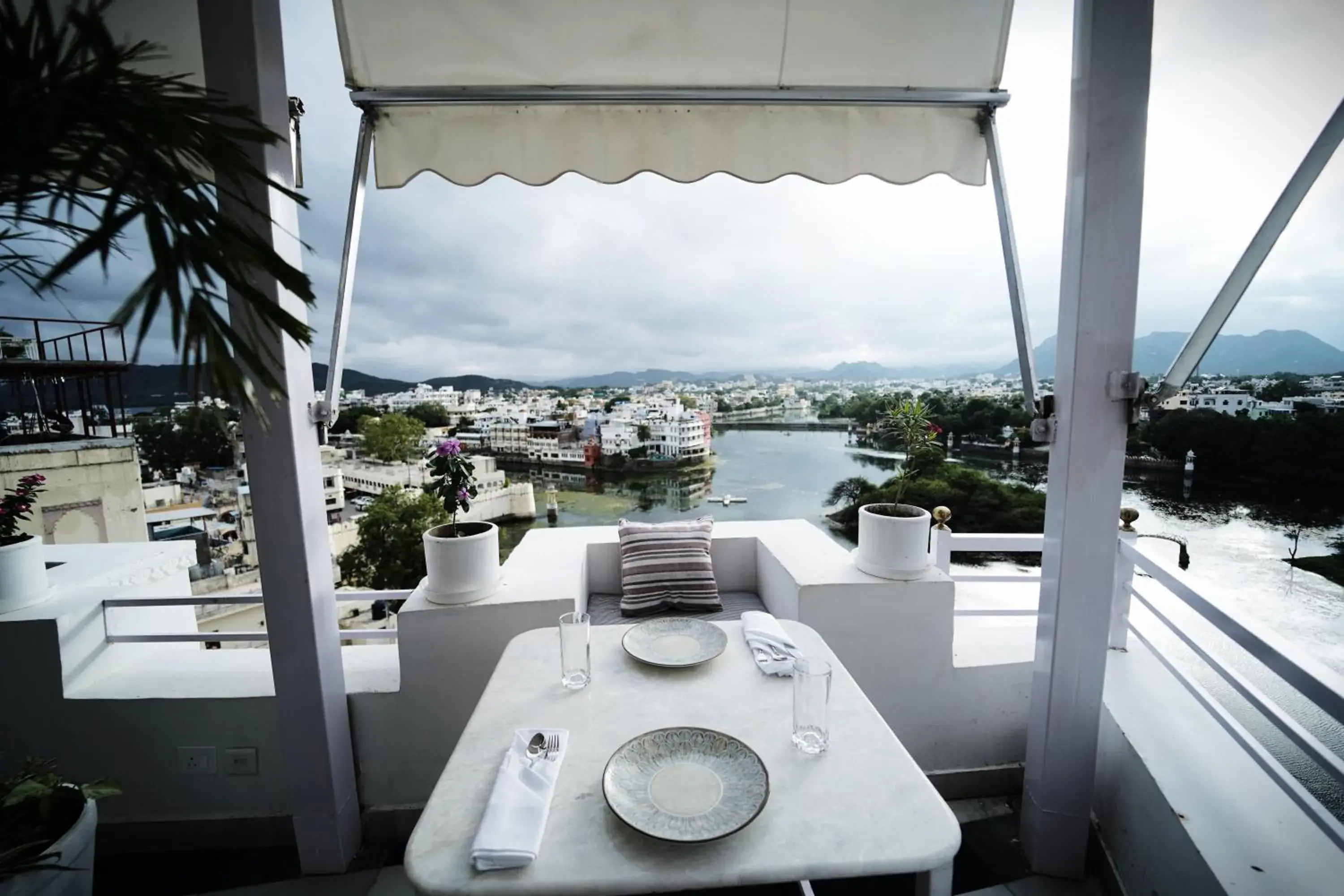 Restaurant/places to eat in Grandrosse Boutique - Pichola Lake Facing Hotel Restaurant/places to eat in Grandrosse Boutique - Pichola Lake Facing Hotel