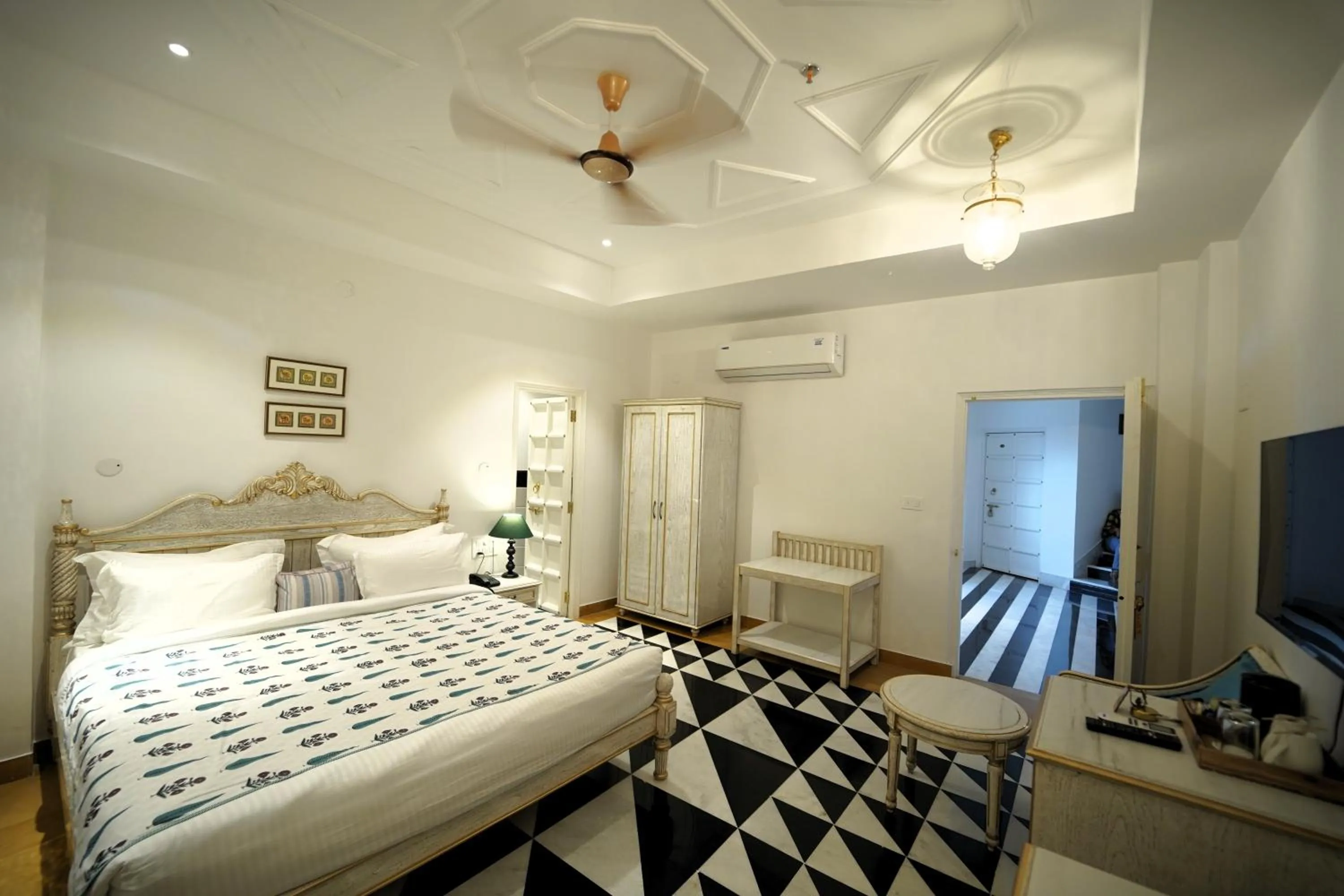 Bed in Grandrosse Boutique - Pichola Lake Facing Hotel