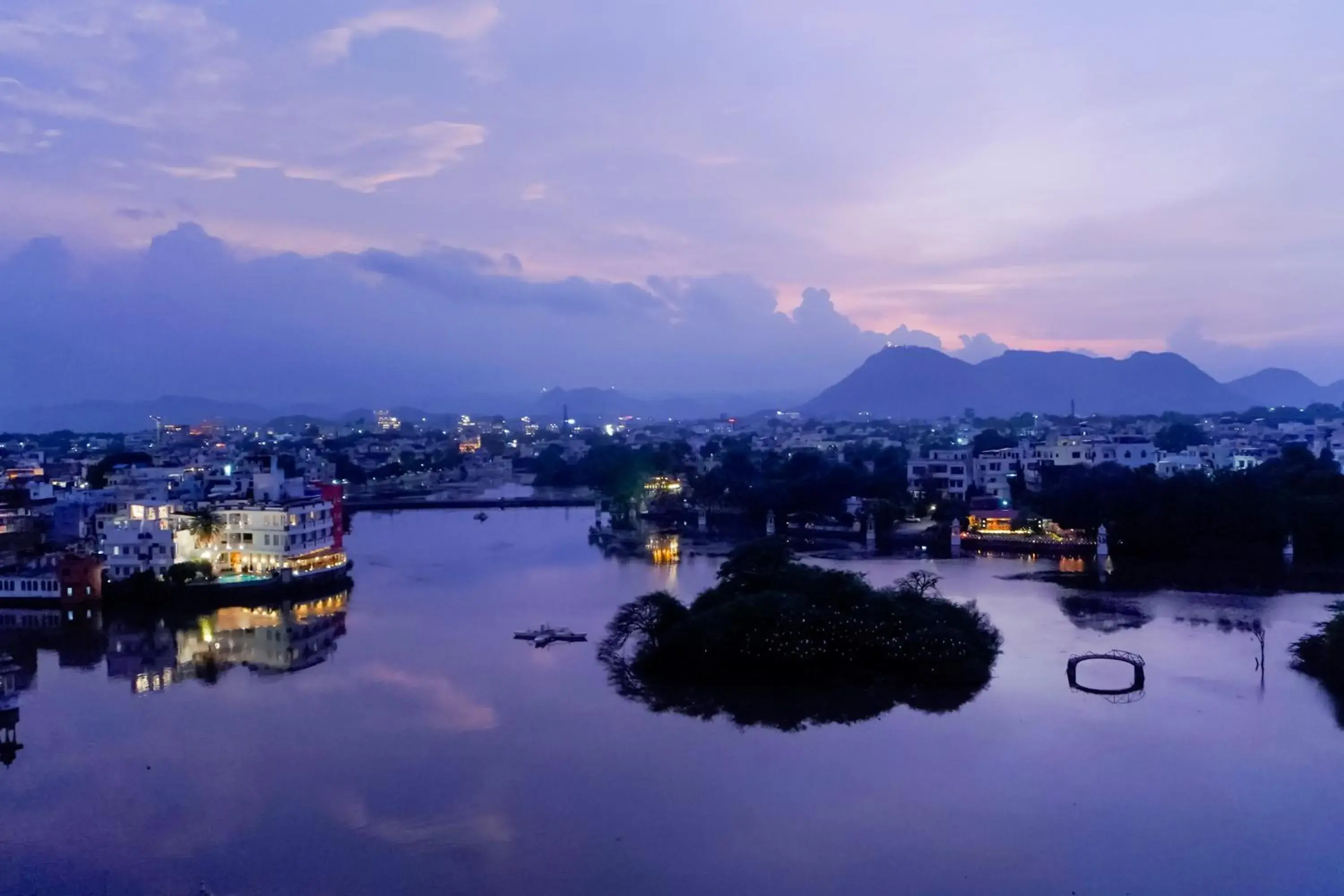 Restaurant/places to eat in Grandrosse Boutique - Pichola Lake Facing Hotel Restaurant/places to eat in Grandrosse Boutique - Pichola Lake Facing Hotel