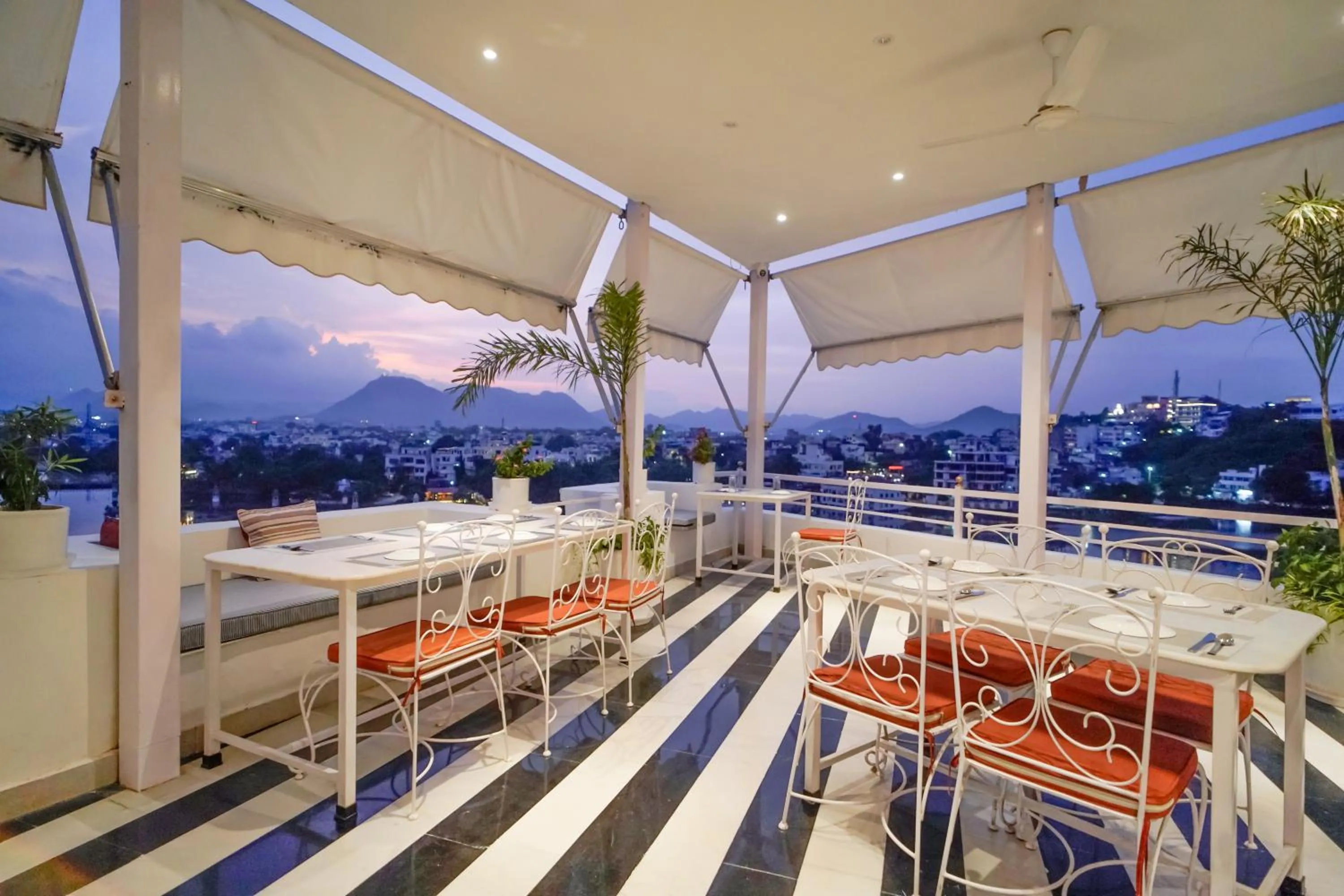 Restaurant/places to eat in Grandrosse Boutique - Pichola Lake Facing Hotel