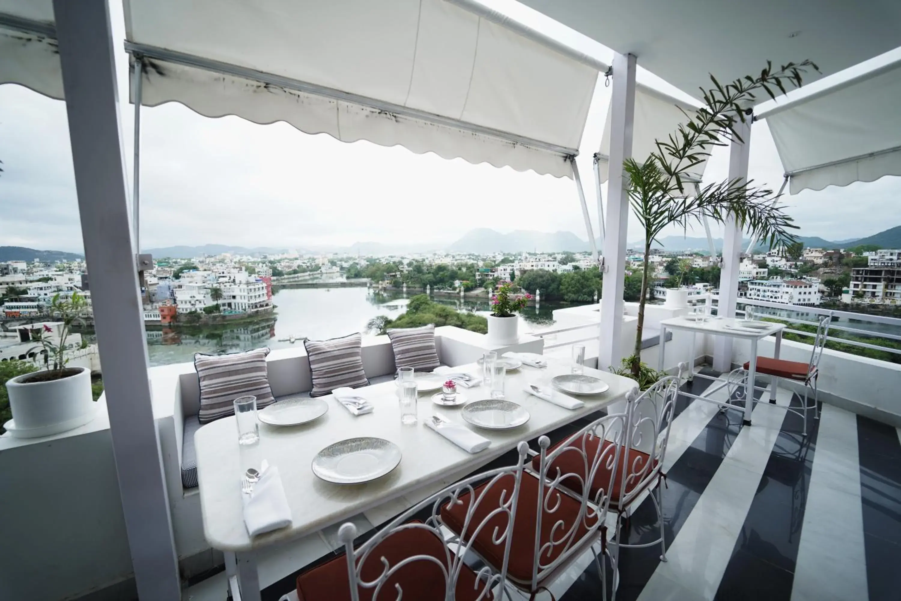 Restaurant/places to eat in Grandrosse Boutique - Pichola Lake Facing Hotel Restaurant/places to eat in Grandrosse Boutique - Pichola Lake Facing Hotel