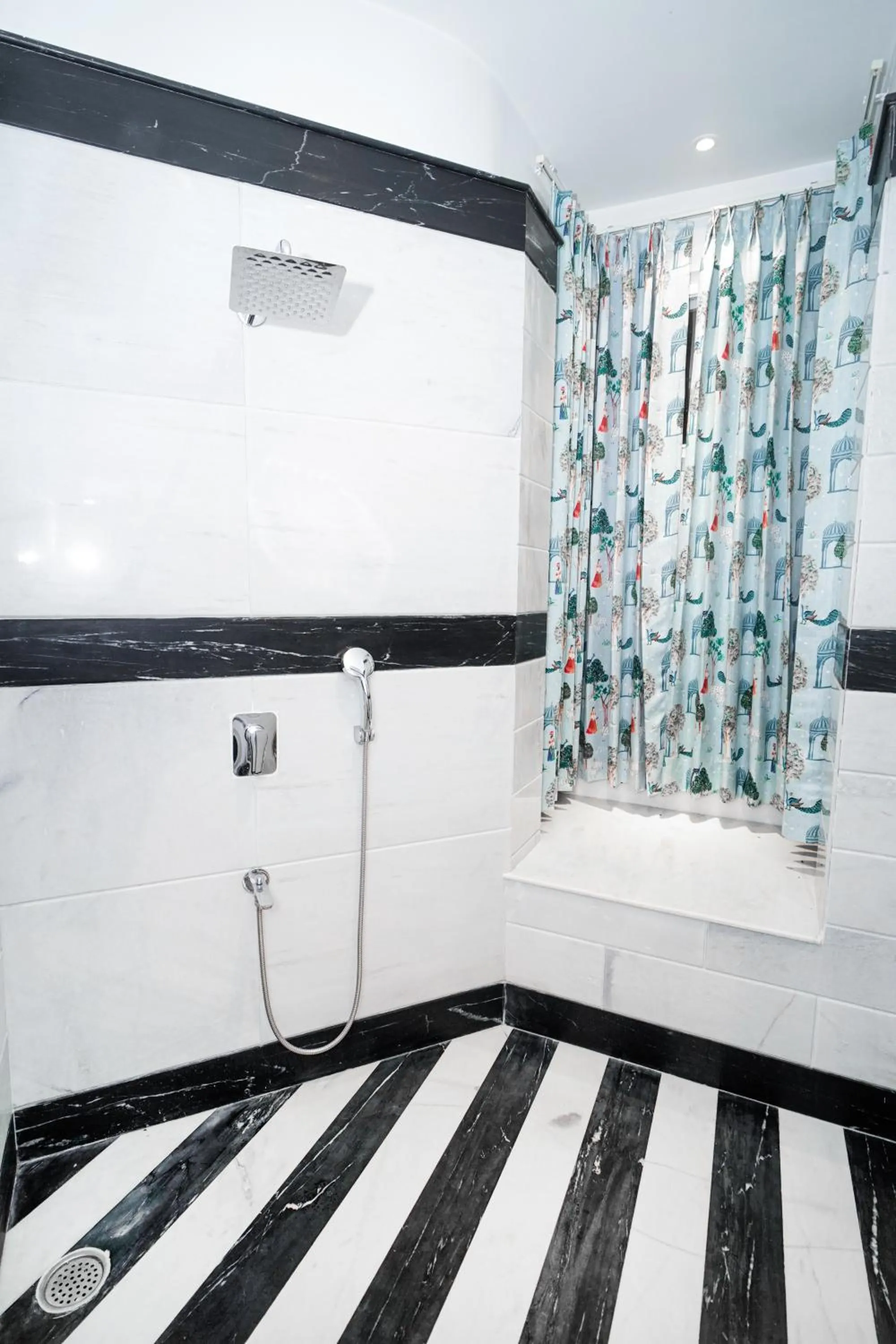 Shower, Bed in Grandrosse Boutique - Pichola Lake Facing Hotel