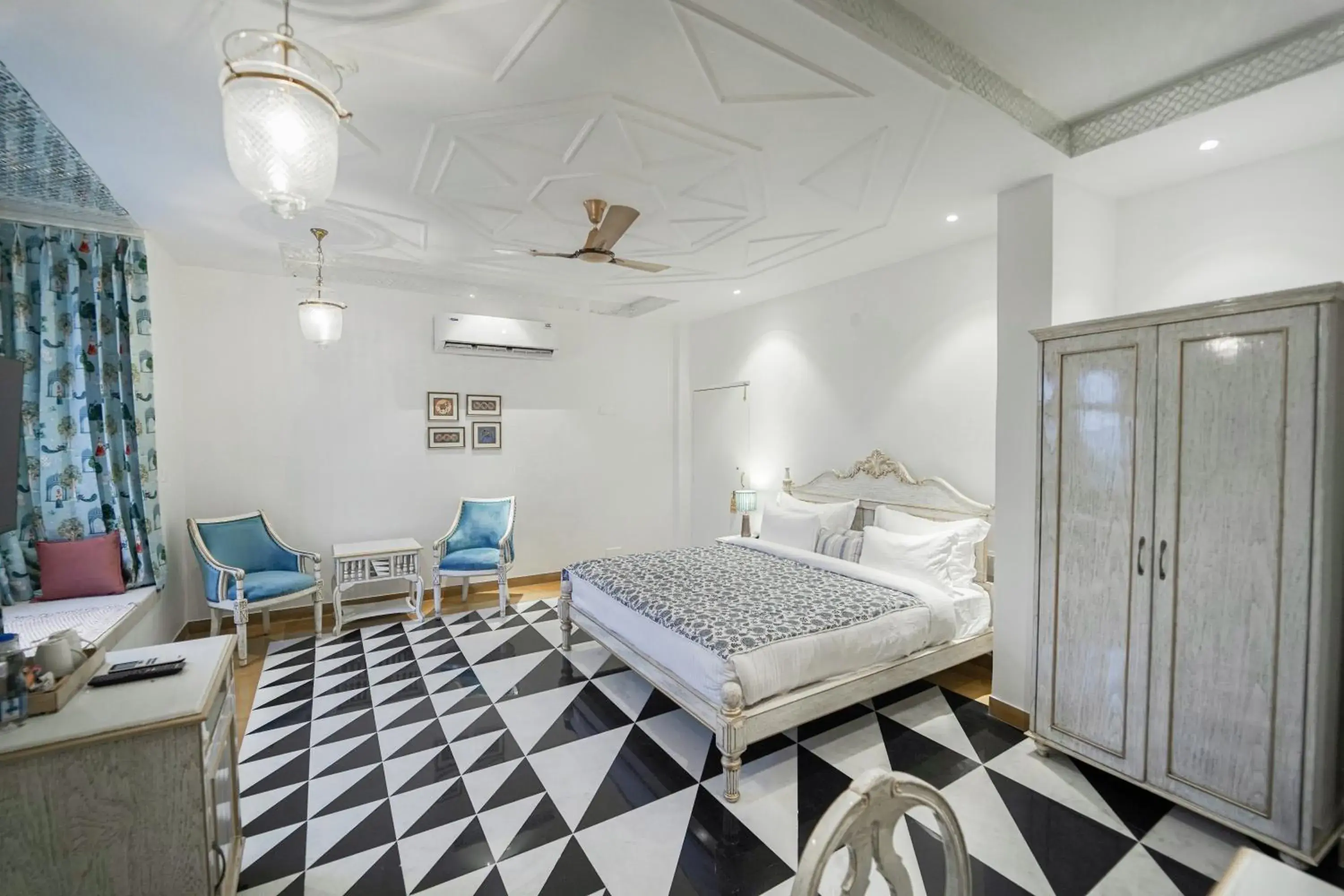 Bed in Grandrosse Boutique - Pichola Lake Facing Hotel Bed in Grandrosse Boutique - Pichola Lake Facing Hotel